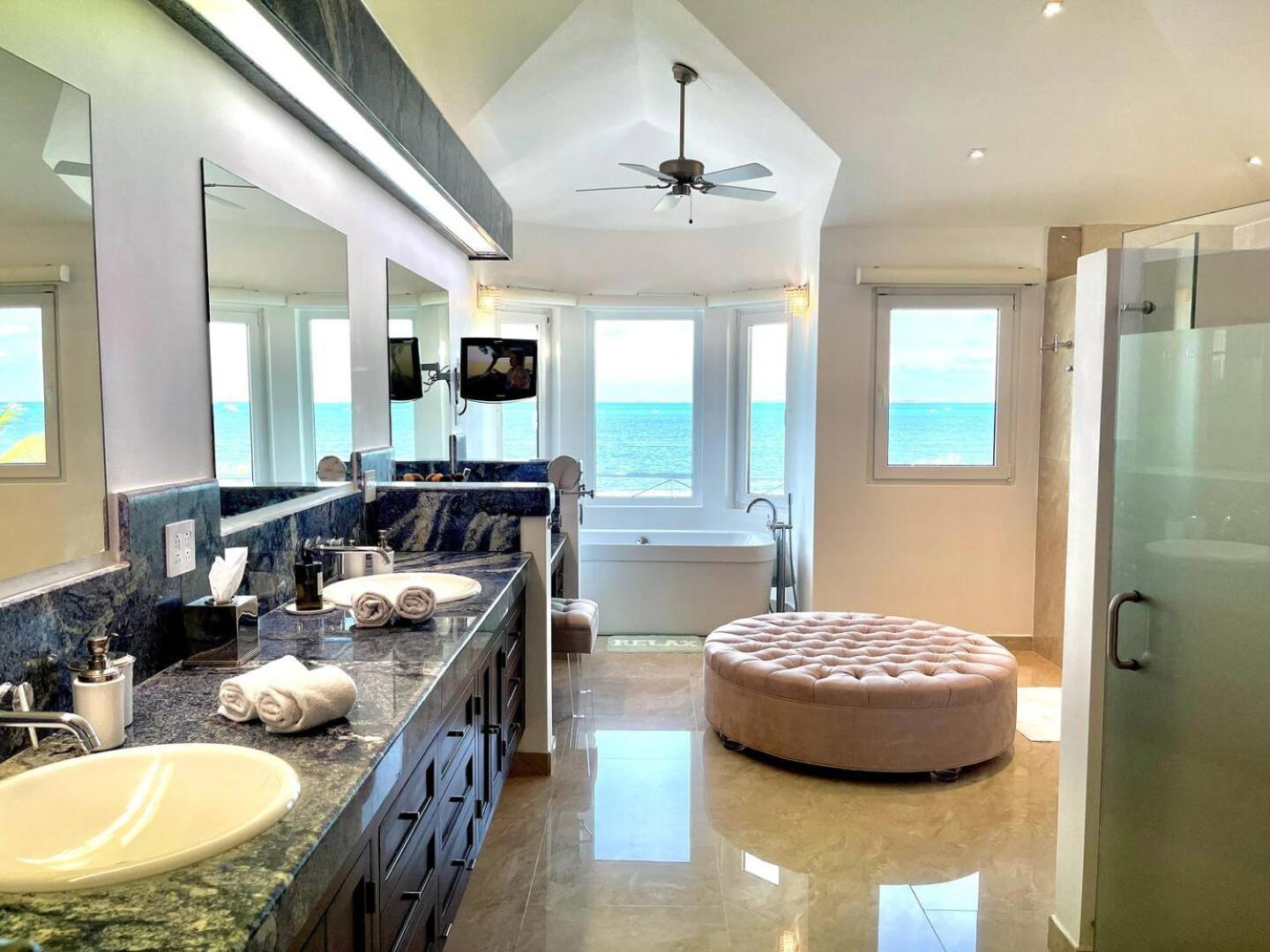Villa Exclusive Beachfront Luxury Villa, Private Gym, Personalized 5 Star-service, Direct Access *