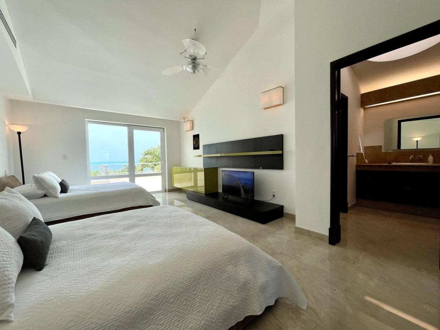 Exclusive Beachfront Luxury Villa, Private Gym, Personalized 5 Star-service, Direct Access Villa *