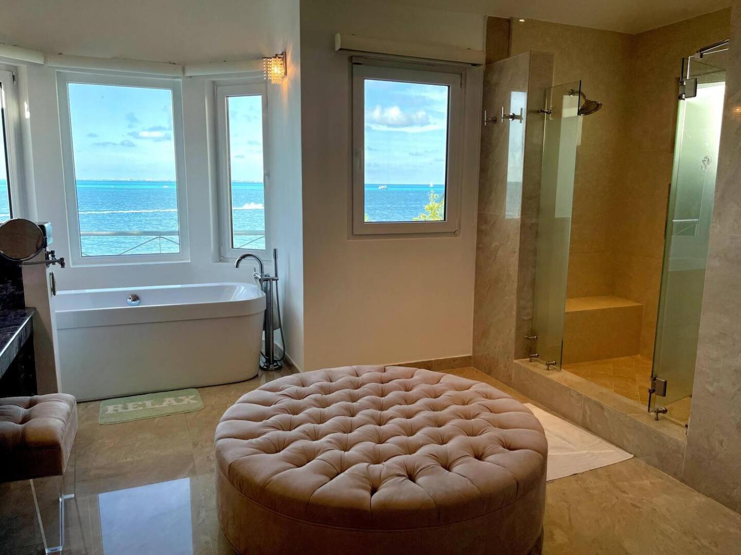 Exclusive Beachfront Luxury Villa, Private Gym, Personalized 5 Star-service, Direct Access Cancún