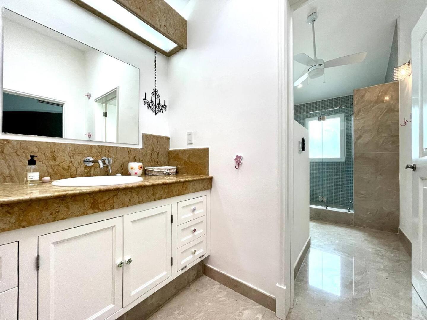 Exclusive Beachfront Luxury Villa, Private Gym, Personalized 5 Star-service, Direct Access *