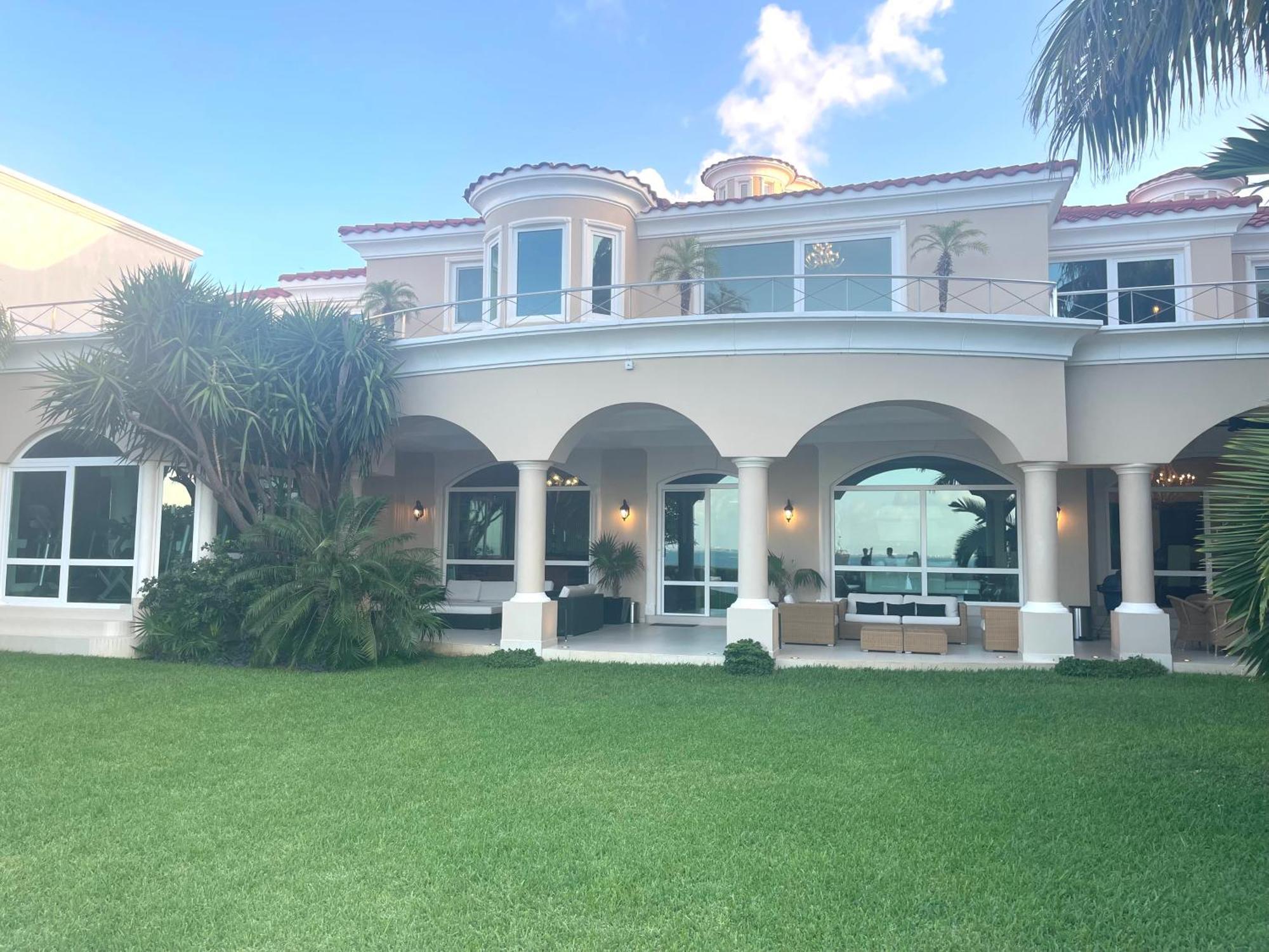 Exclusive Beachfront Luxury Villa, Private Gym, Personalized 5 Star-service, Direct Access * Cancún