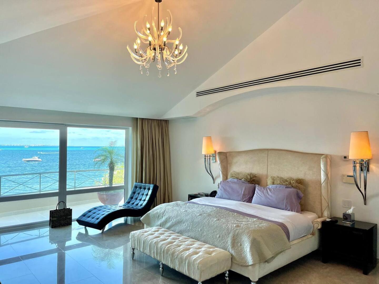 Villa Exclusive Beachfront Luxury Villa, Private Gym, Personalized 5 Star-service, Direct Access *