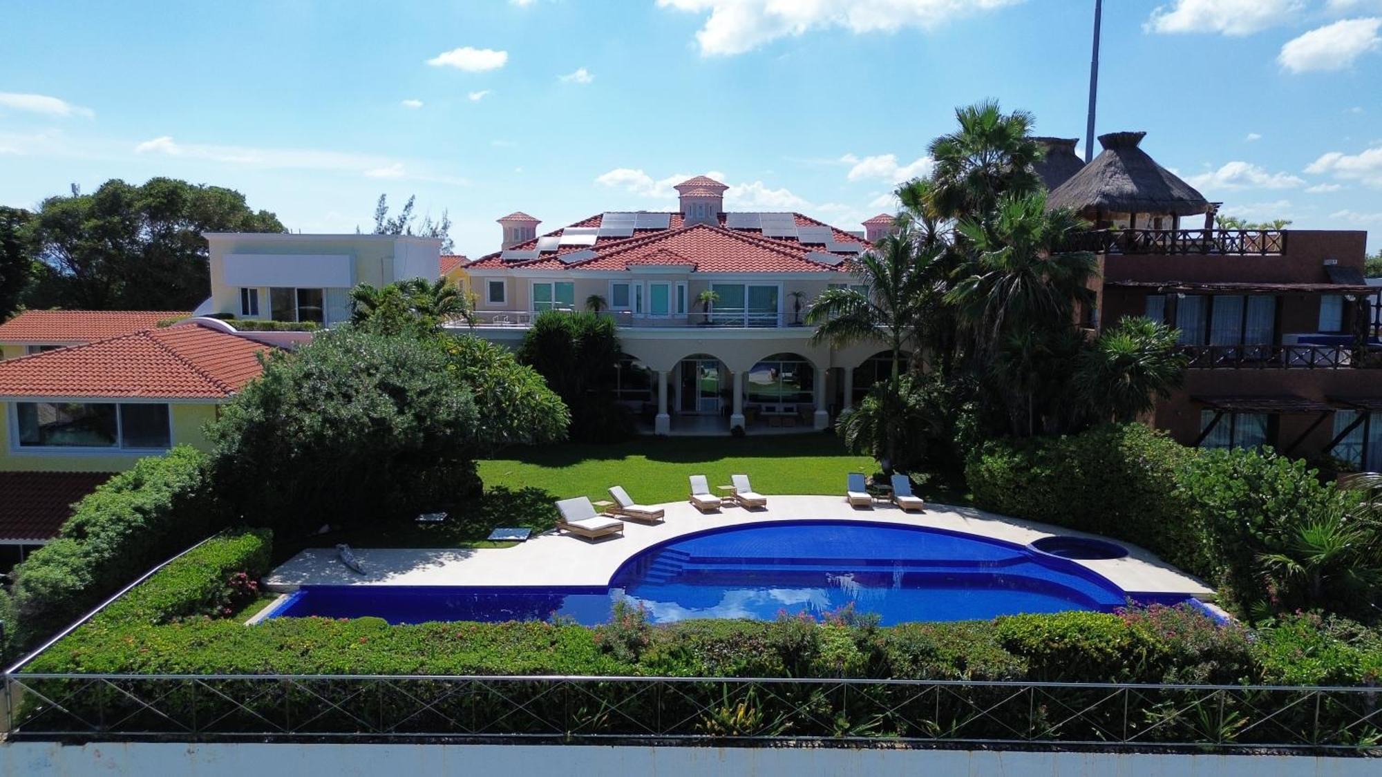 Exclusive Beachfront Luxury Villa, Private Gym, Personalized 5 Star-service, Direct Access Villa *