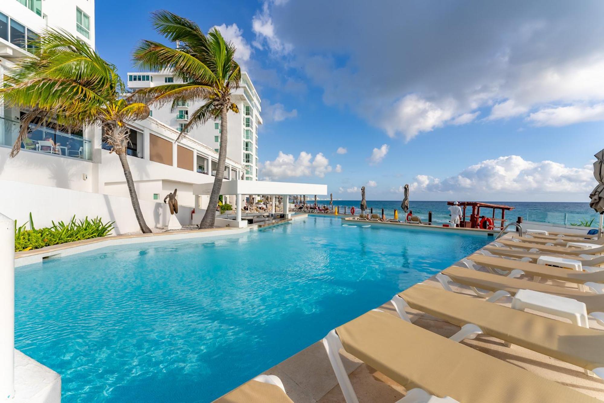 Beachfront Deluxe -best Ocean View, With Beach, Gym And Apartamento Cancún