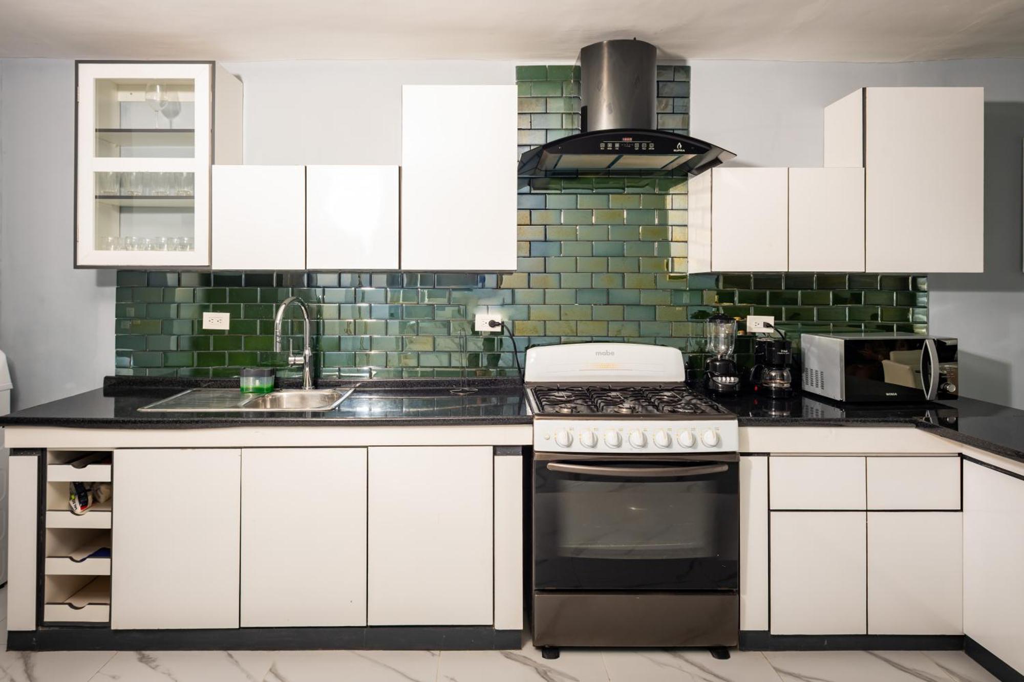 Moderna Y Amplia Casa Con Sala, Netflix, Wifi Y Cocina Equipada * Cancún