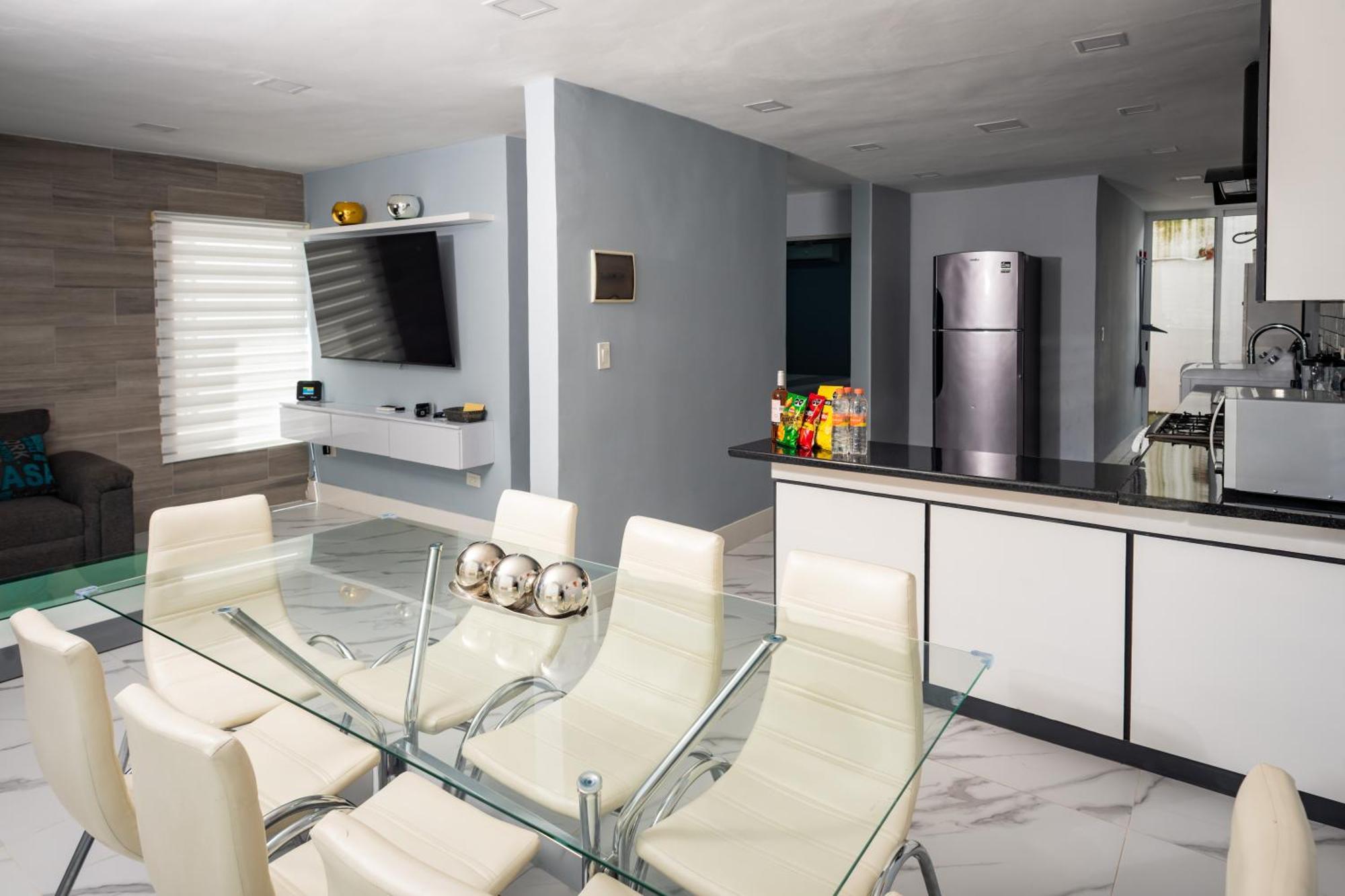 Moderna Y Amplia Casa Con Sala, Netflix, Wifi Y Cocina Equipada *