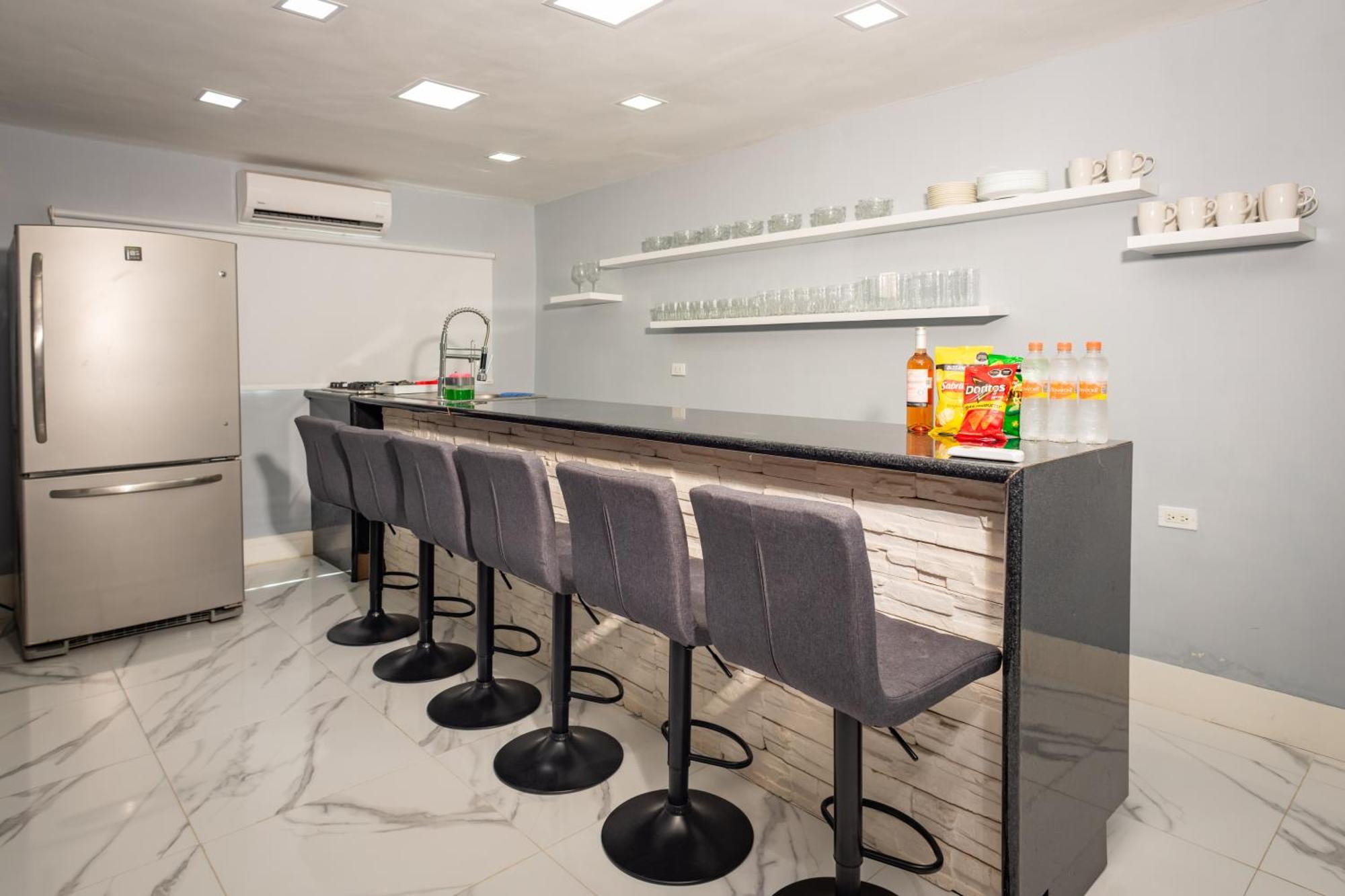 Moderna Y Amplia Casa Con Sala, Netflix, Wifi Y Cocina Equipada *