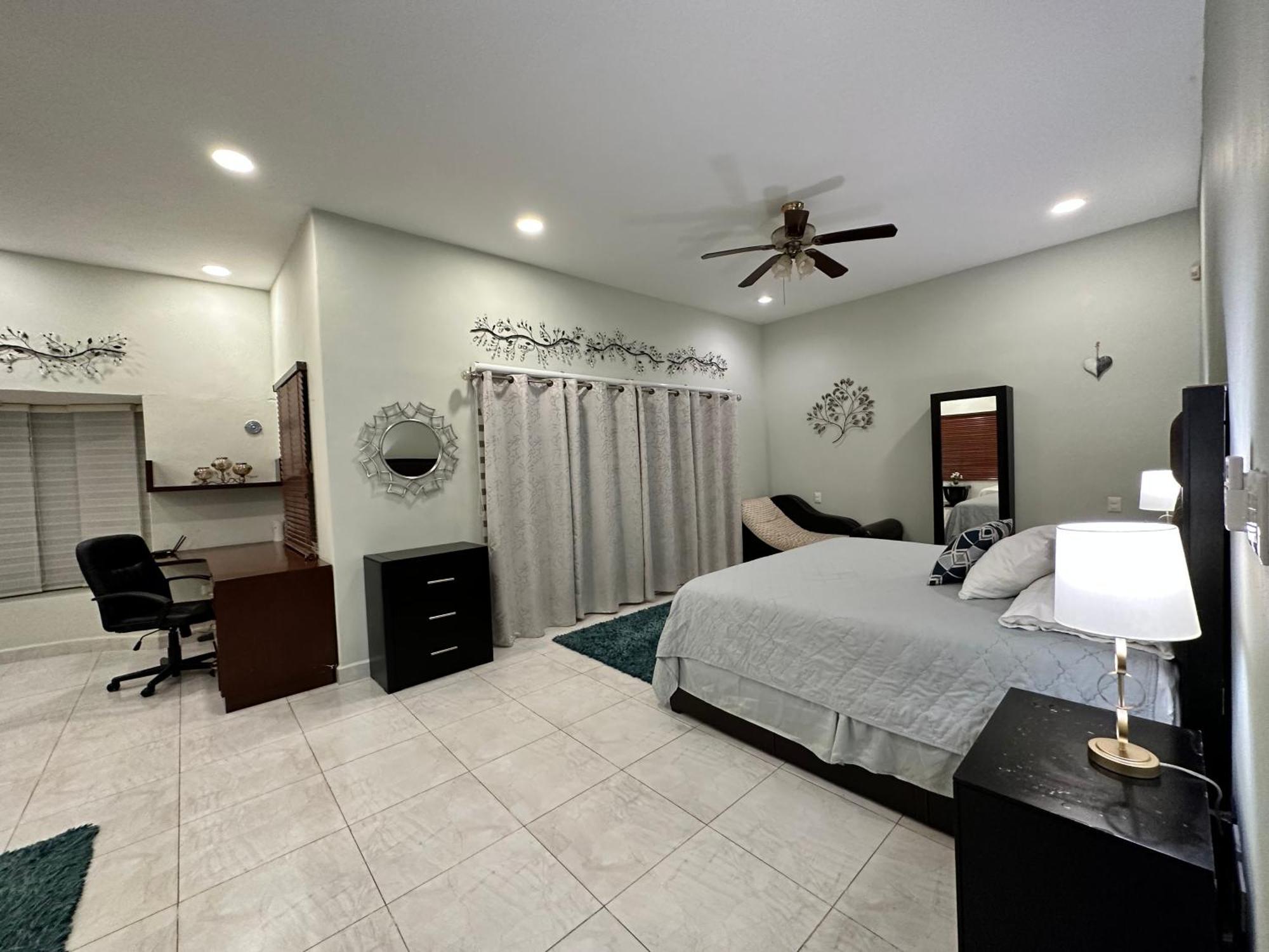 Casa Sasha's Mini Palace Bed & Breakfast *