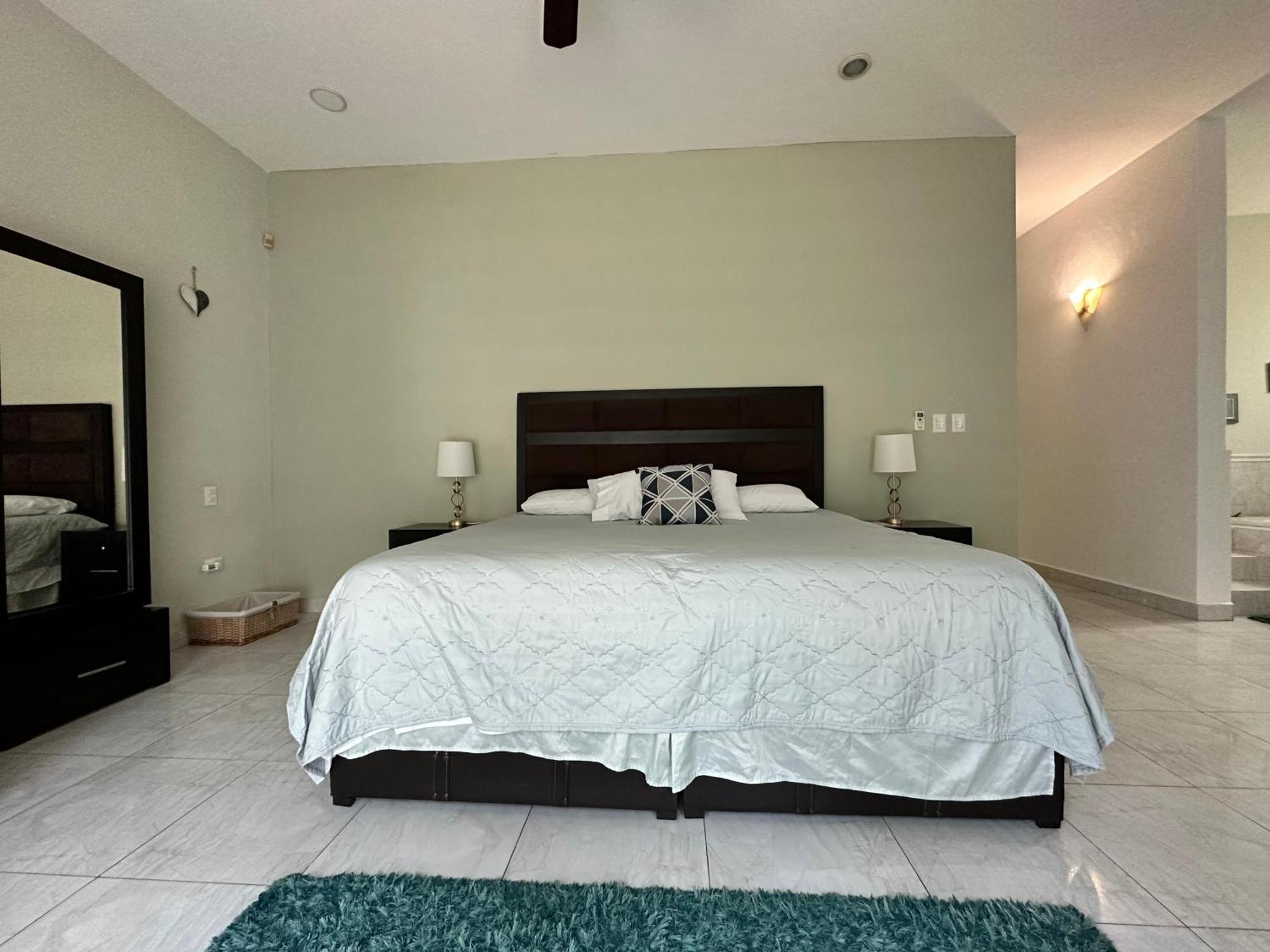 Casa Sasha's Mini Palace Bed & Breakfast *