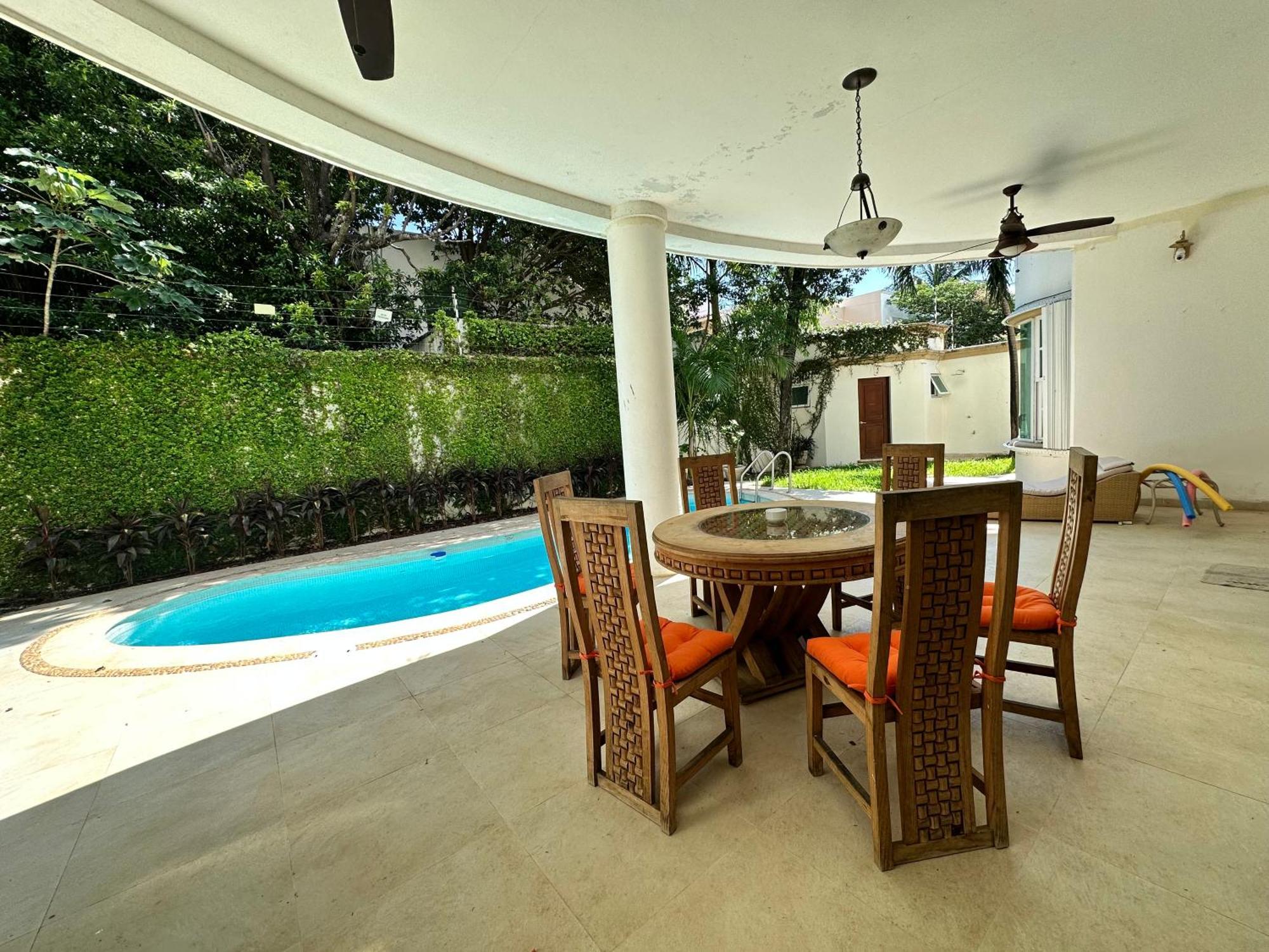 Casa Sasha's Mini Palace Bed & Breakfast