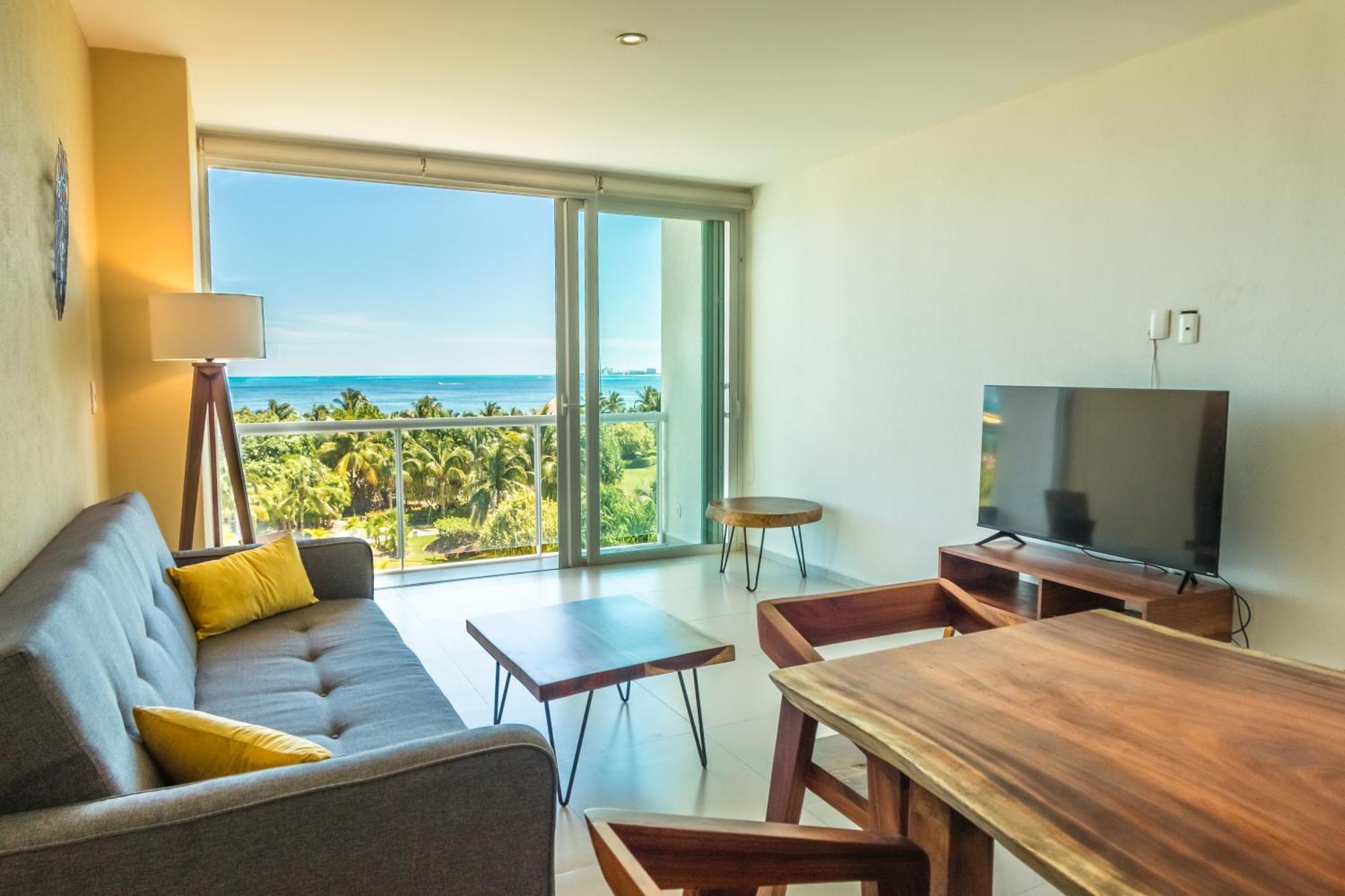 New Beachfront Luxury Apartamento Cancún