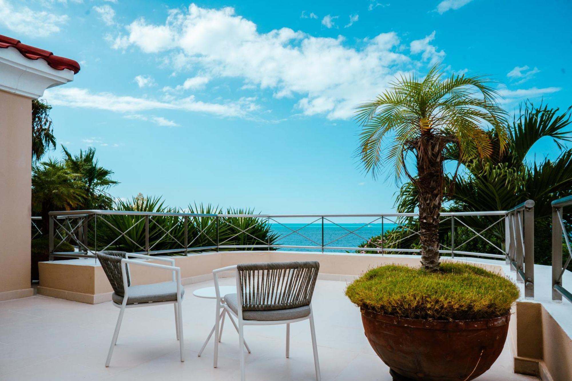 Villa Exclusive Beachfront Luxury Villa, Private Gym, Personalized 5 Star-service, Direct Access *