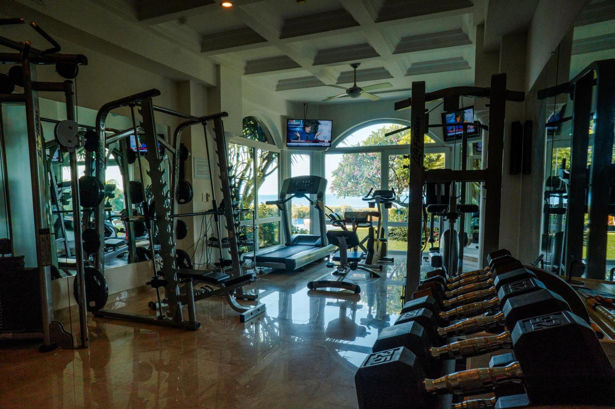 Villa Exclusive Beachfront Luxury Villa, Private Gym, Personalized 5 Star-service, Direct Access *