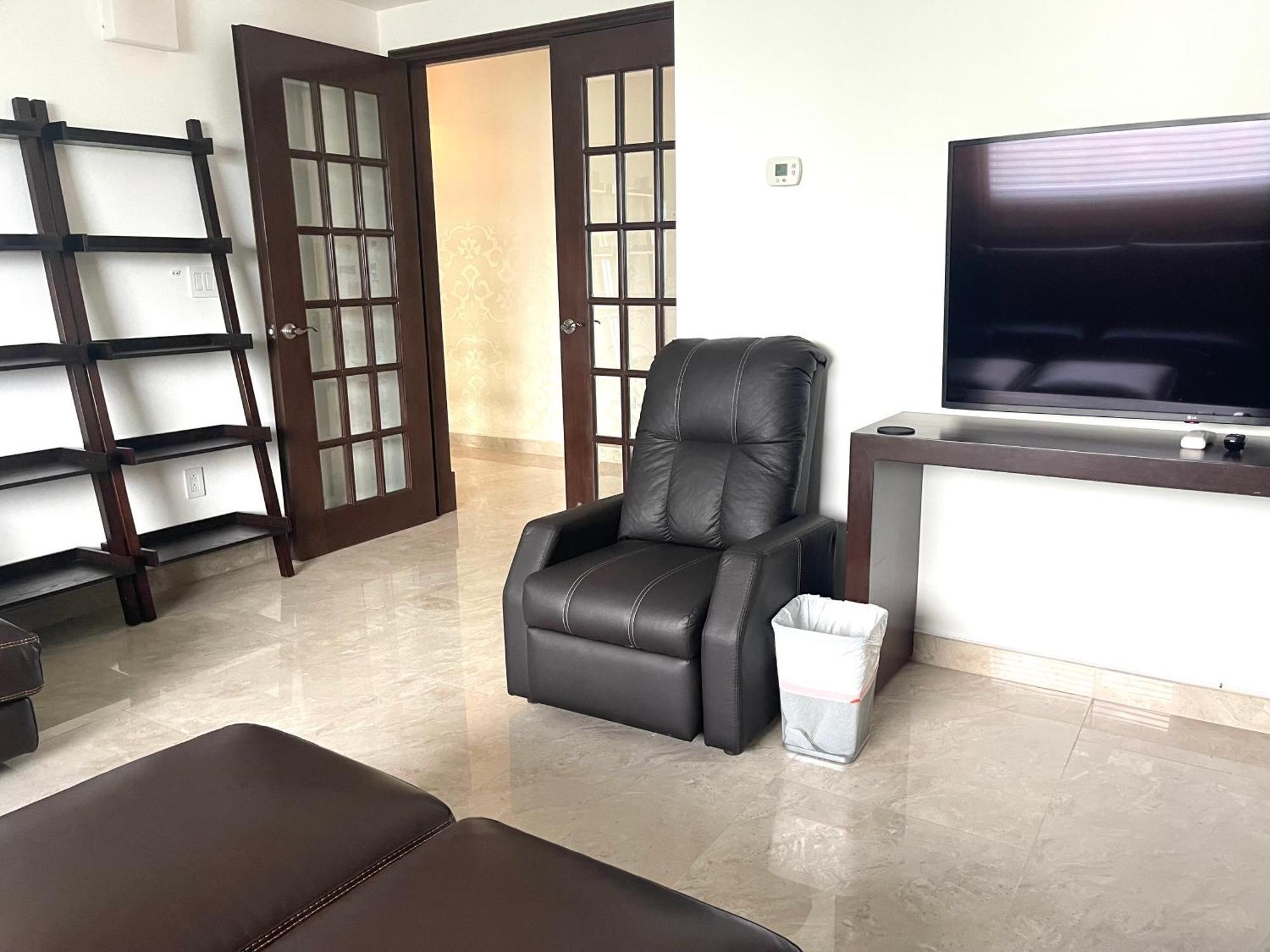 Exclusive Beachfront Luxury Villa, Private Gym, Personalized 5 Star-service, Direct Access Villa