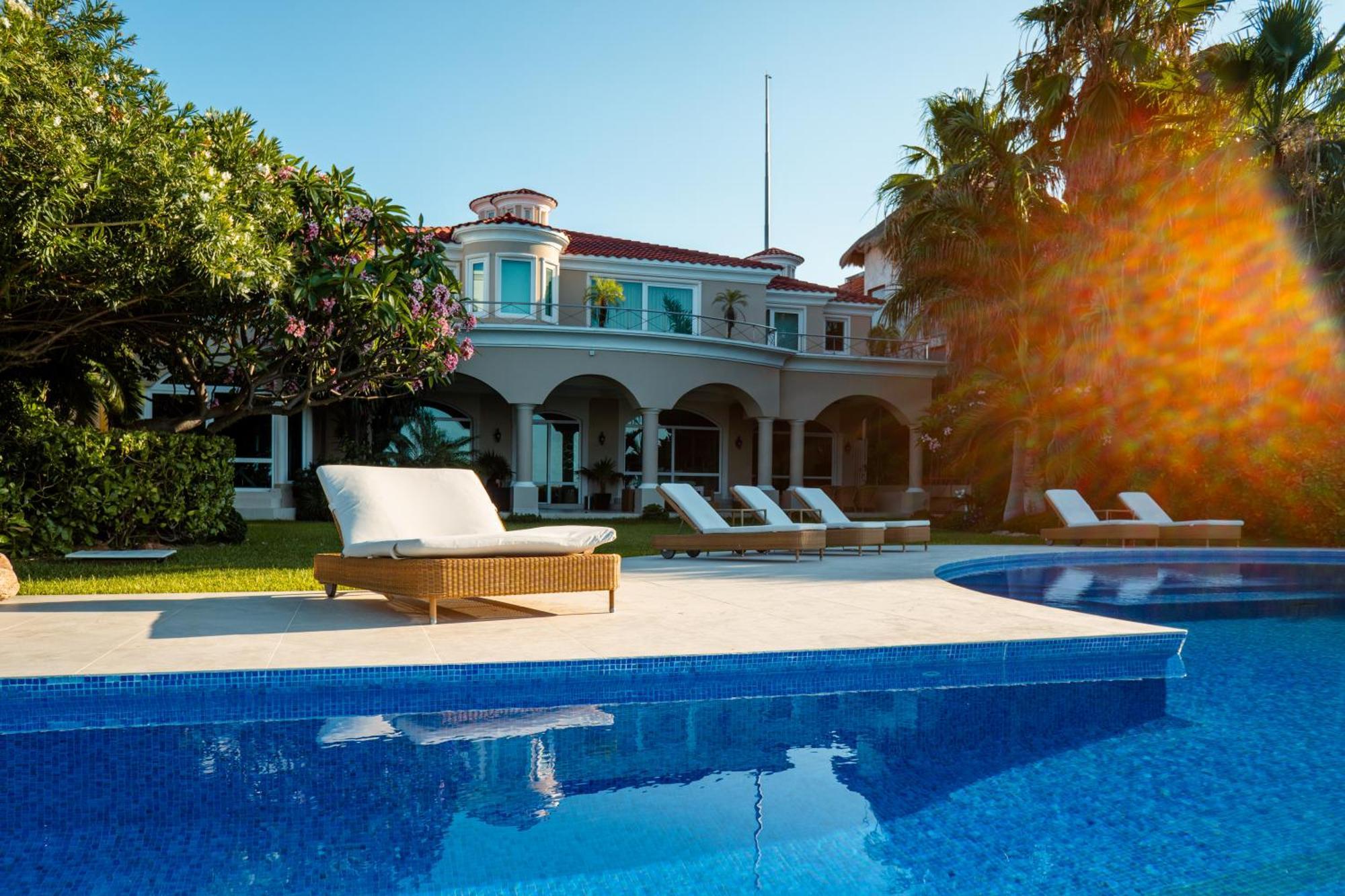 Villa Exclusive Beachfront Luxury Villa, Private Gym, Personalized 5 Star-service, Direct Access *