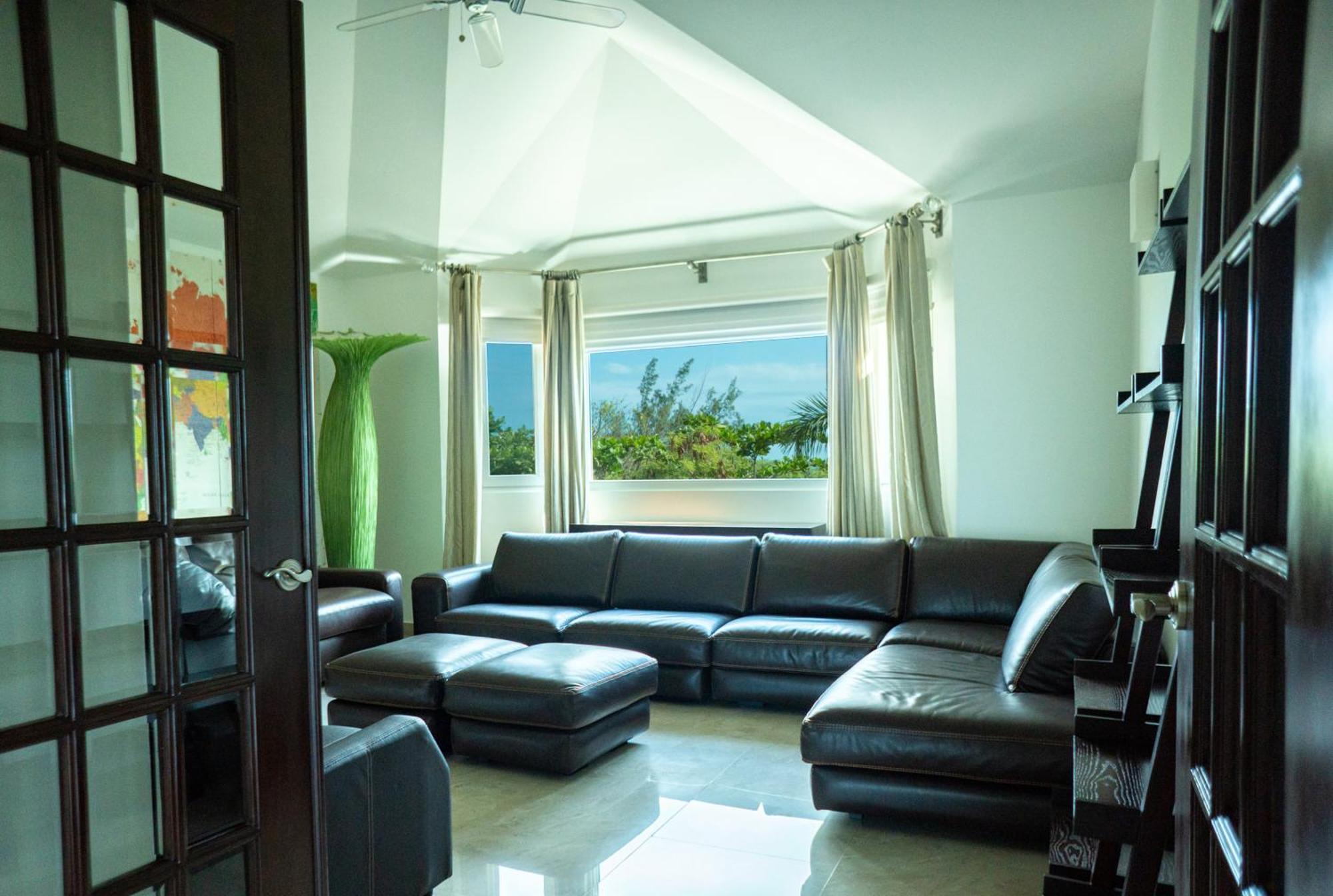 Villa Exclusive Beachfront Luxury Villa, Private Gym, Personalized 5 Star-service, Direct Access *