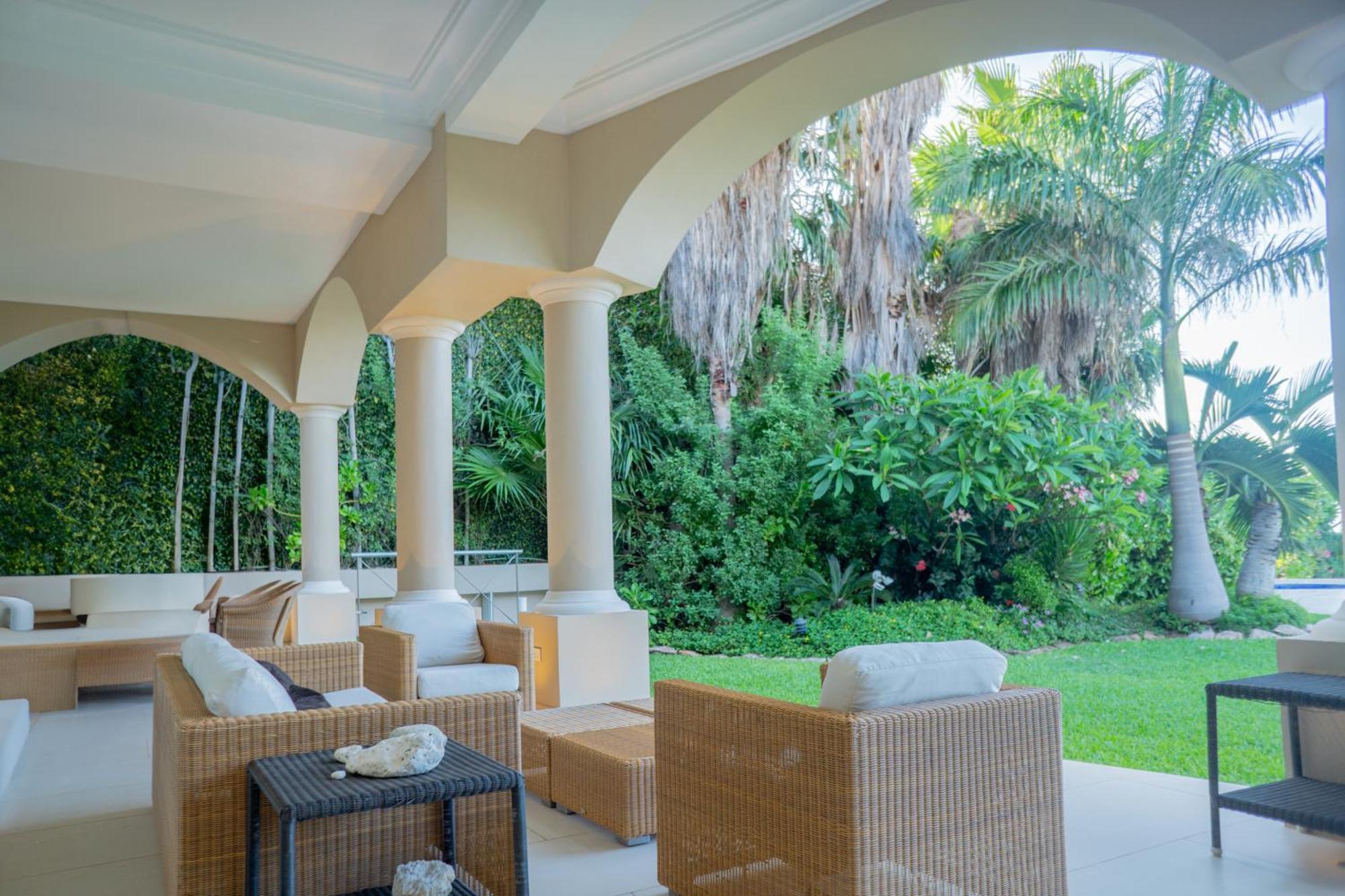 Exclusive Beachfront Luxury Villa, Private Gym, Personalized 5 Star-service, Direct Access Villa *