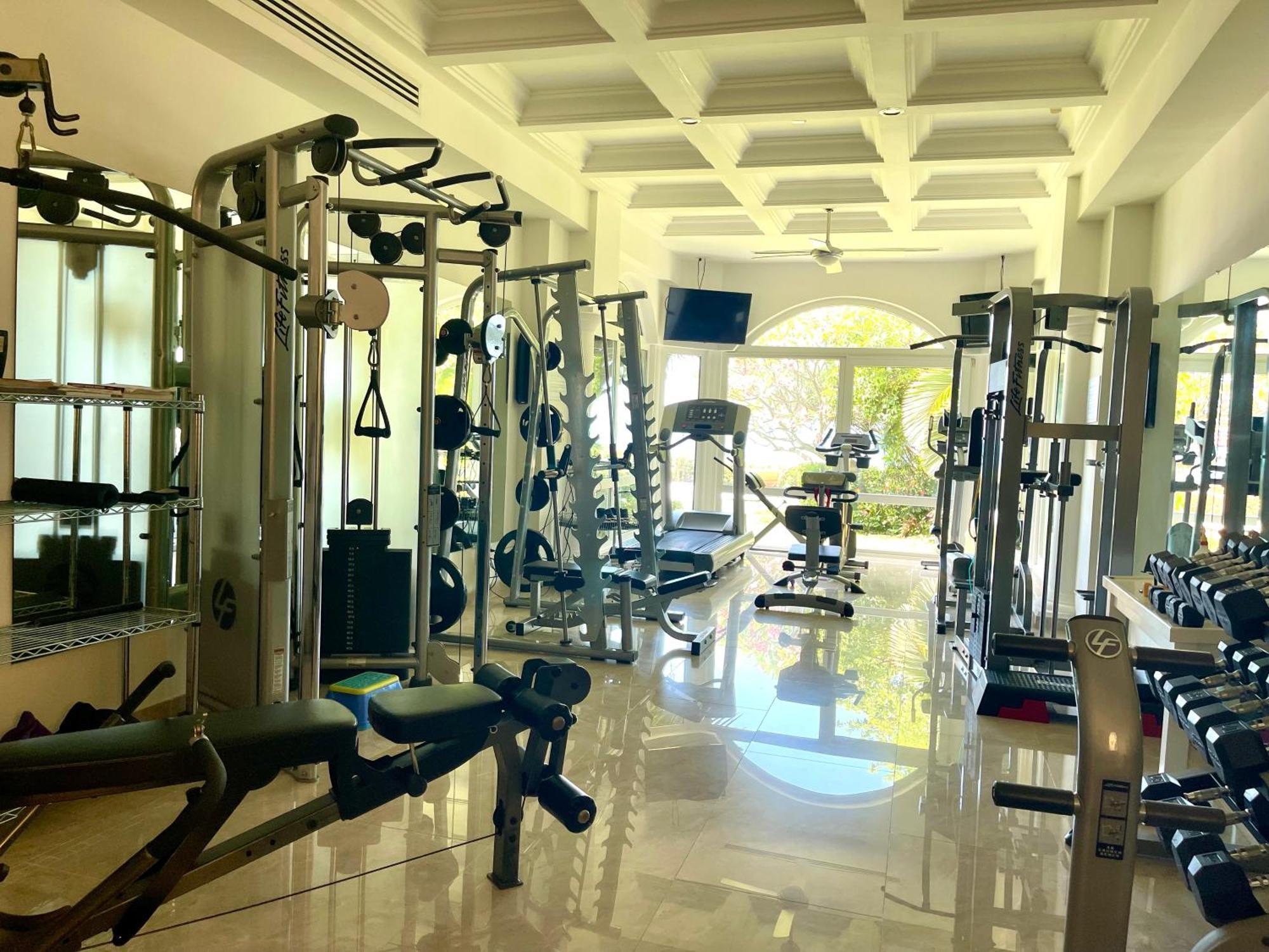 Exclusive Beachfront Luxury Villa, Private Gym, Personalized 5 Star-service, Direct Access