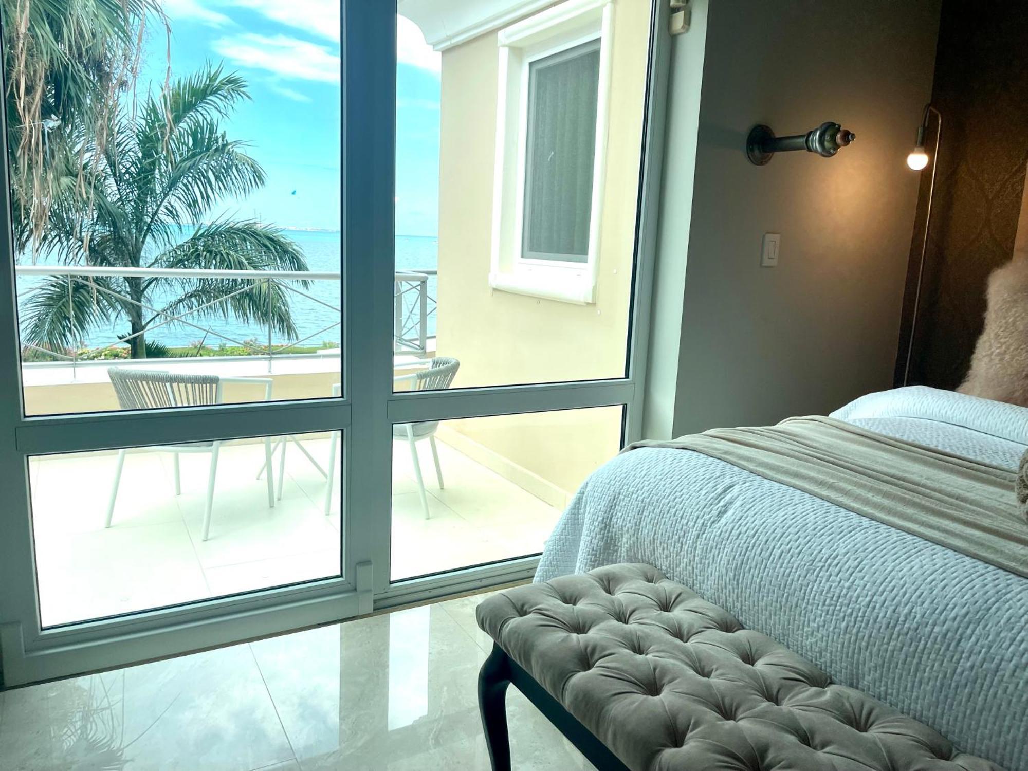 Exclusive Beachfront Luxury Villa, Private Gym, Personalized 5 Star-service, Direct Access Villa *