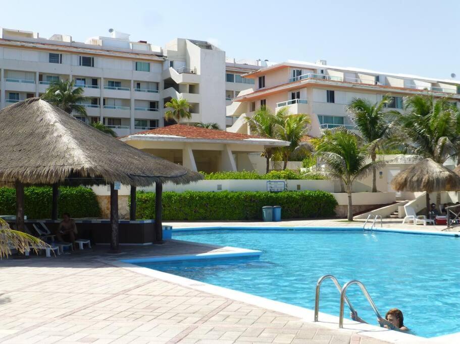 Great Price, Beautiful And Pool, 1 Bedroom Apartment *