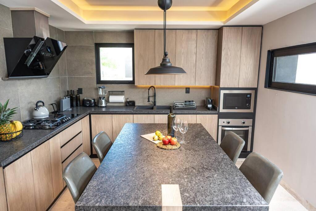 *private Rooftop Pool* 5 Min Walk To Beach 5bdr Villa