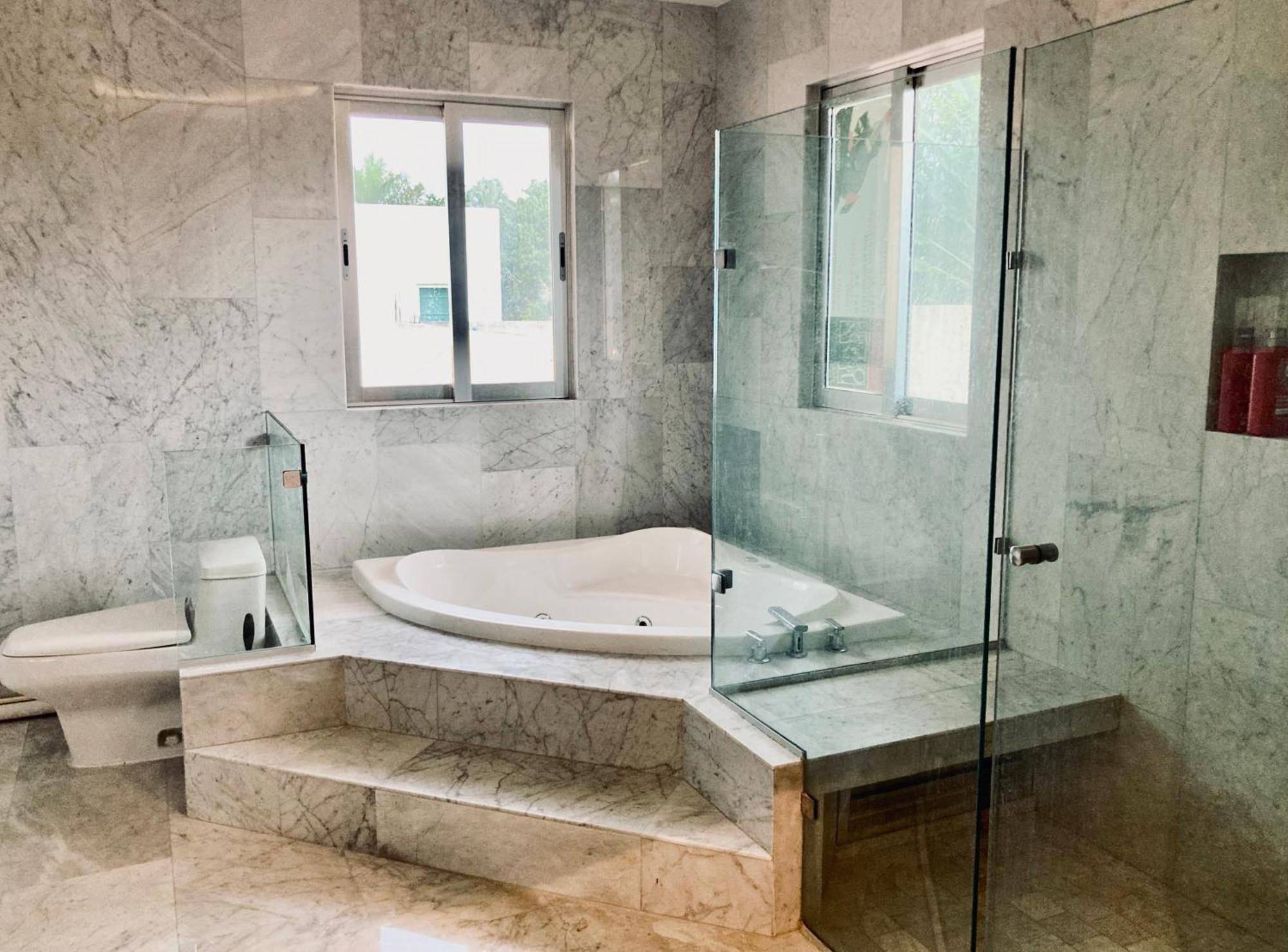 Habitación en casa particular Luxury Priv. W/ Whirlpool Tub 15 Mn Airport/bacab Mansion *