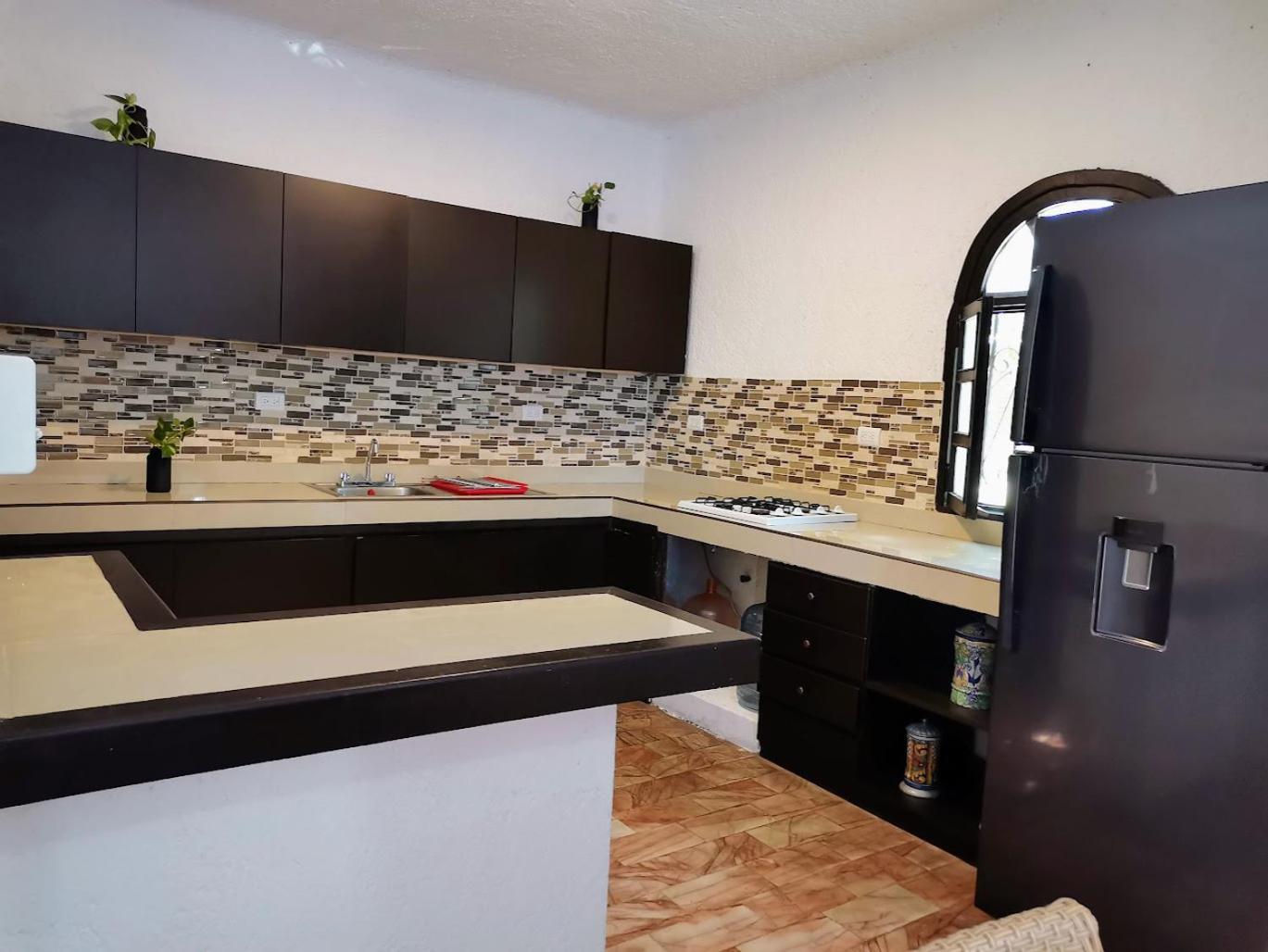 En El Centro, Amplio Y Equipado Apartamento