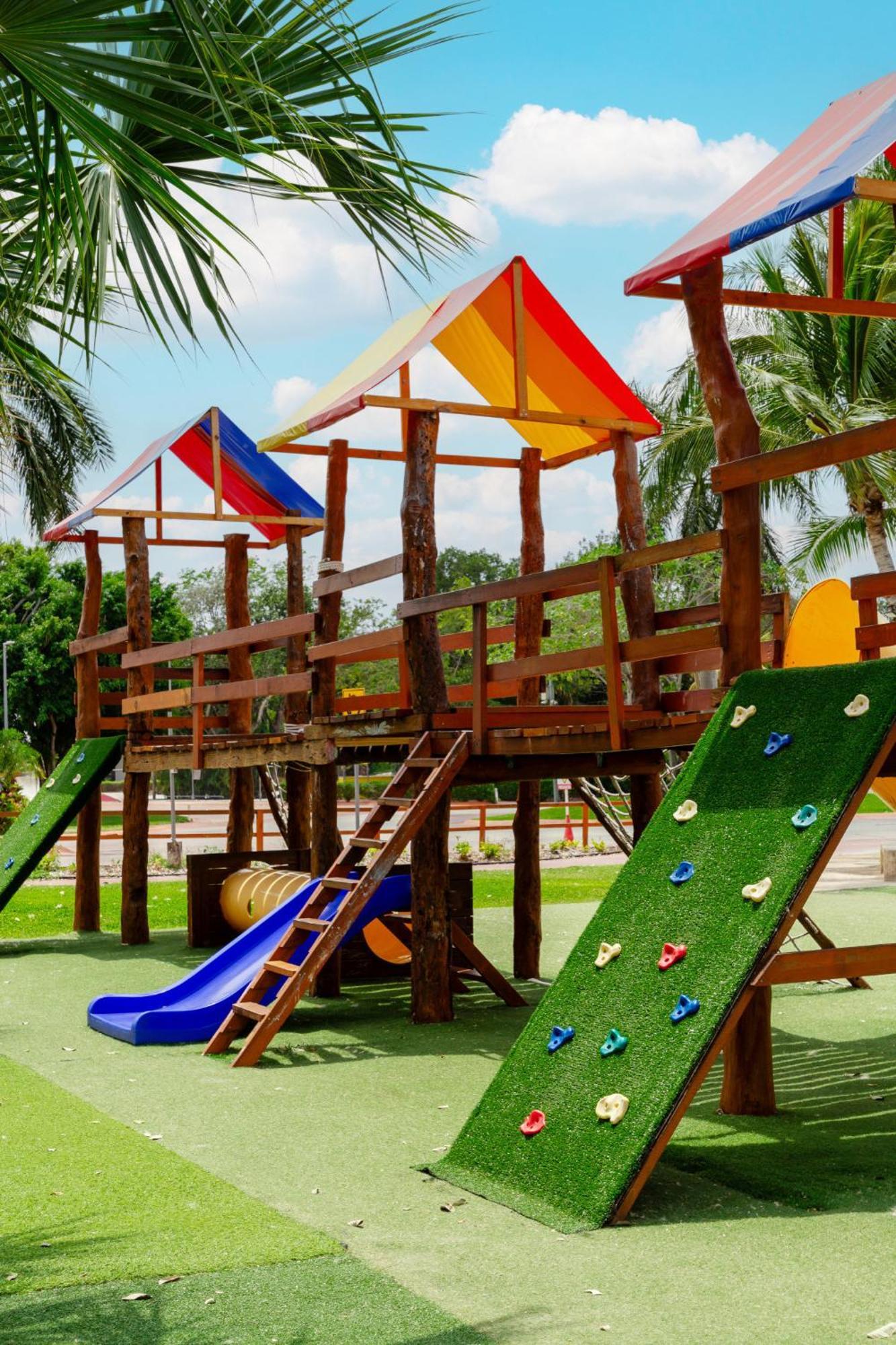 Large 4br Family House With Pool Cancún