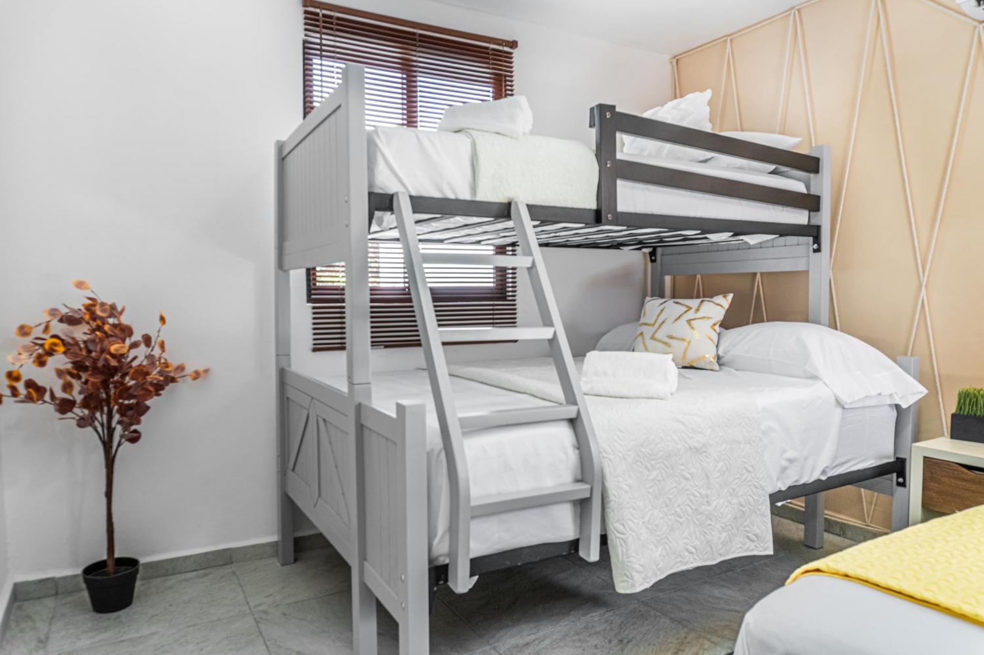Pako - Luxurious & Spacious 2 Bedroom Close To The Beach, Free Wi-fi, Ideal Location In Downtown Centro