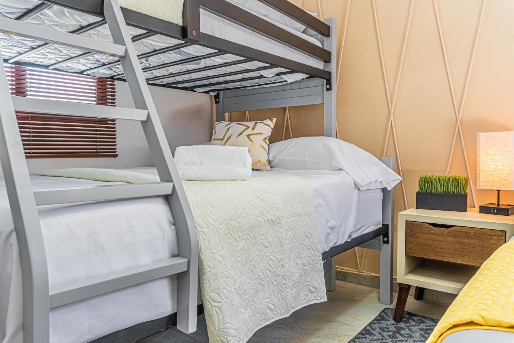 Pako - Luxurious & Spacious 2 Bedroom Close To The Beach, Free Wi-fi, Ideal Location In Downtown Centro * Cancún
