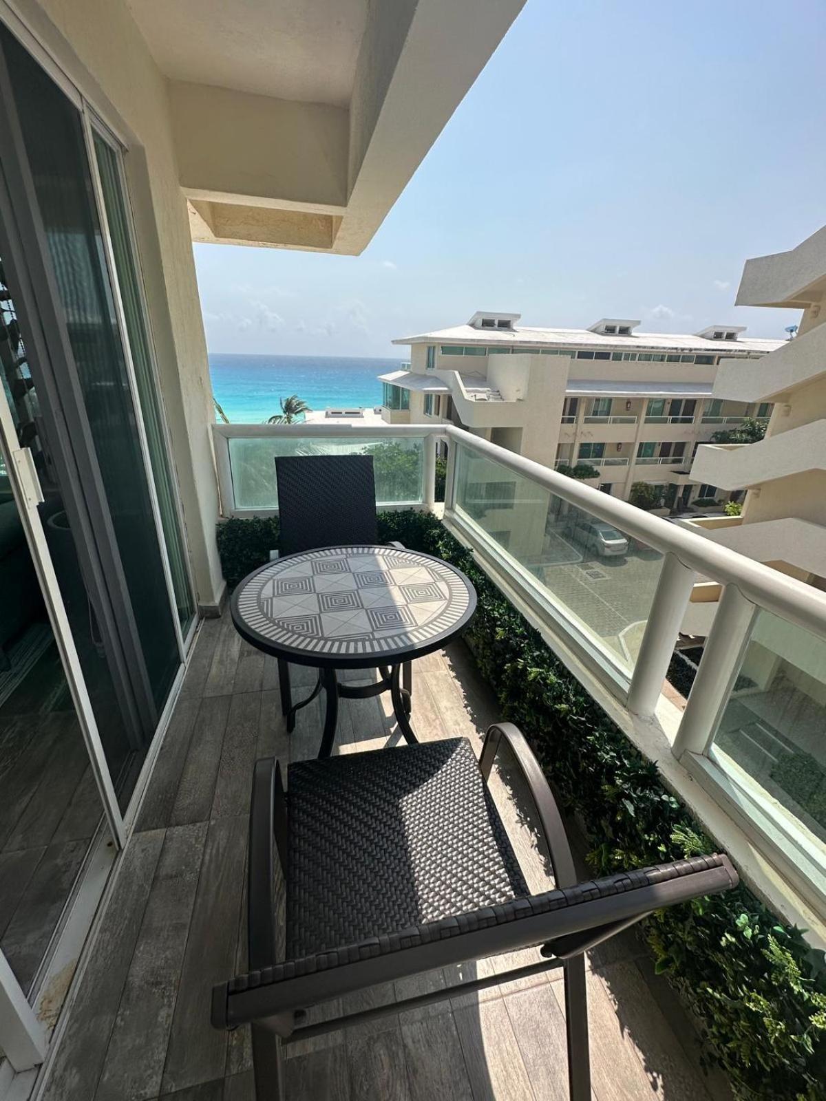 Brisas, Beyond Expectations Oceanfront Apartamento Cancún