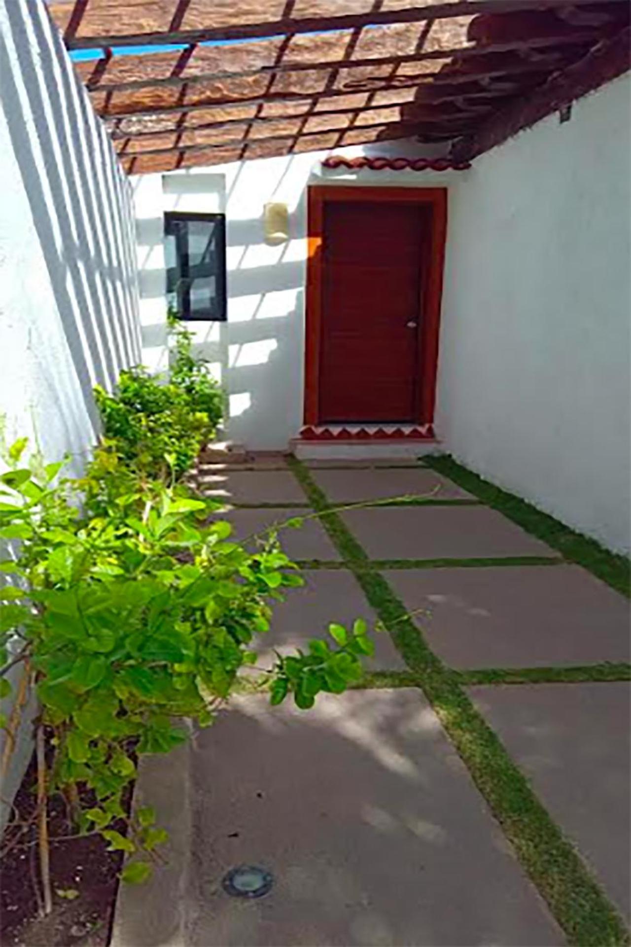 Caribbean Turquoise With Access To The Apartment
