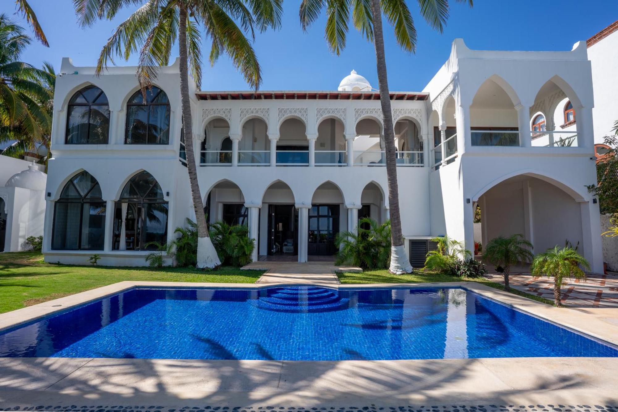 Unique 5br Beachfront W/ Private Pool! Villa