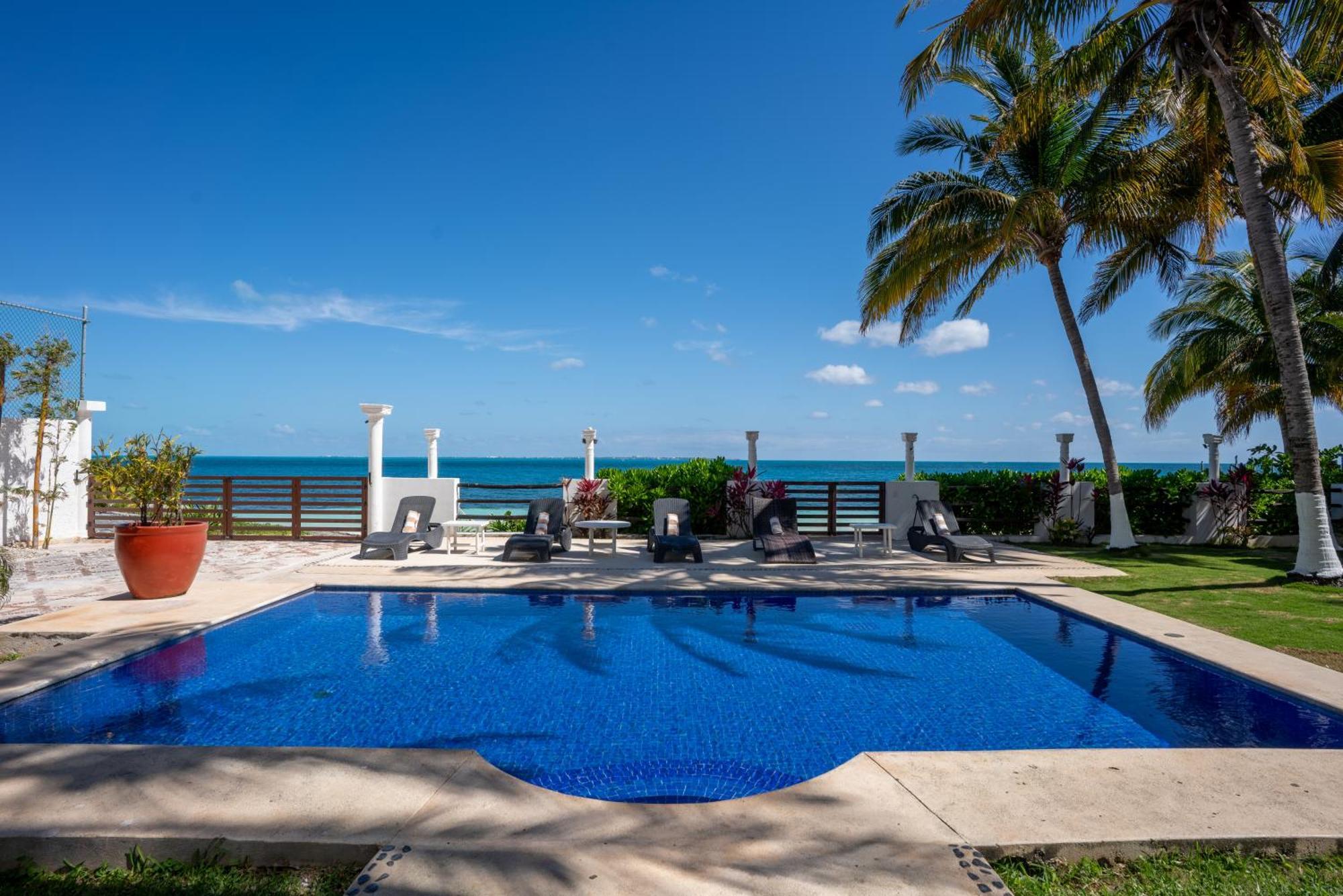 Villa Unique 5br Beachfront W/ Private Pool!