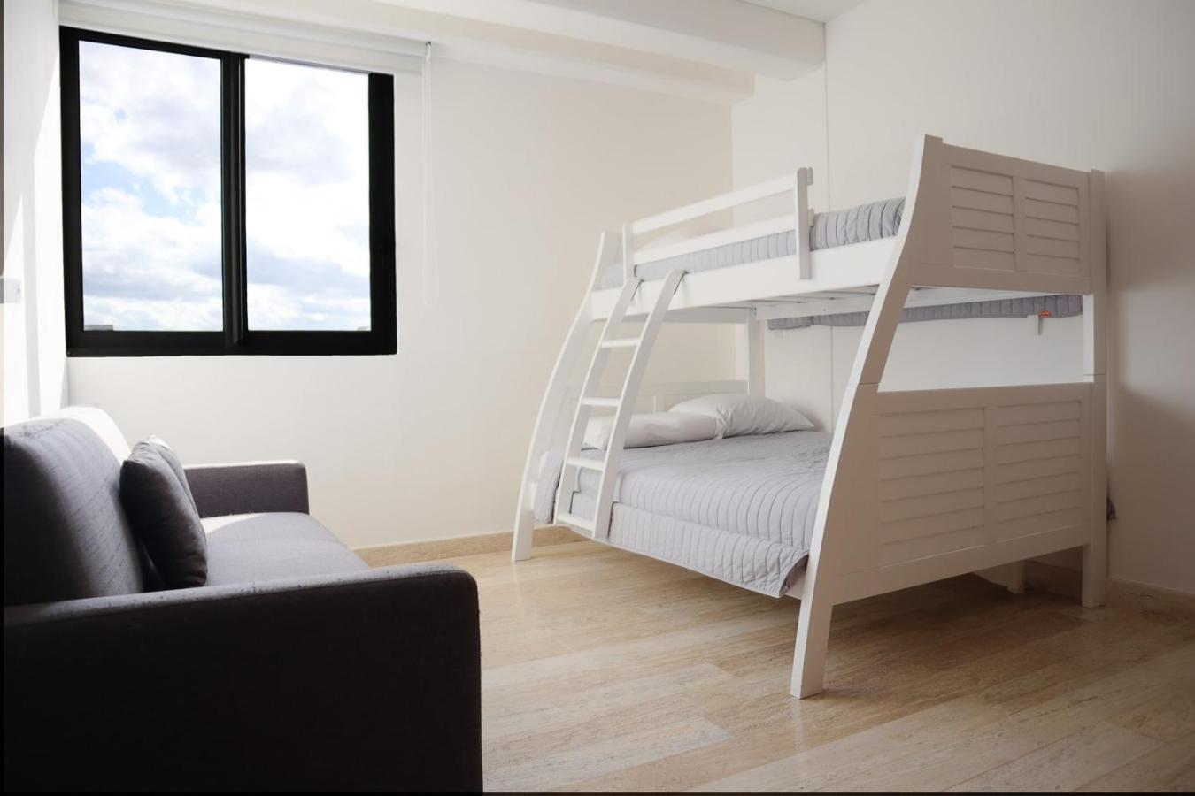 Modern With Balcony & Pool, Marina Puerto Apartamento Cancún