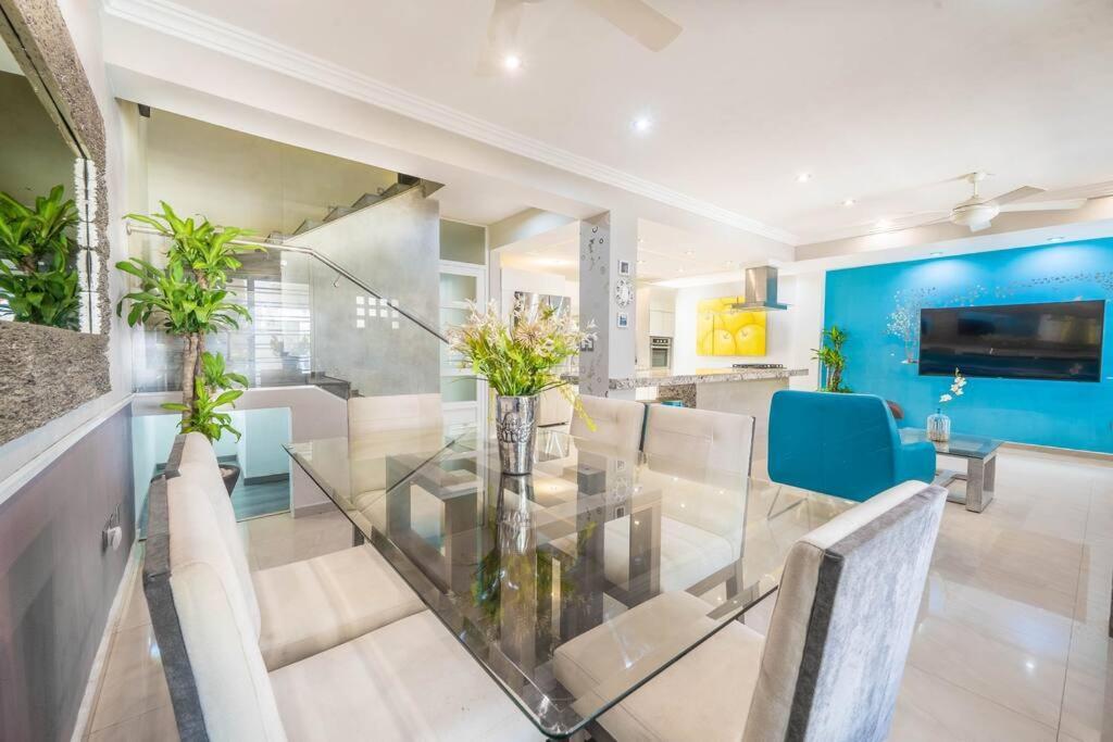 Caracol King Bed - 4 Bedroom -w Terrace At Downtown Prime Villa Cancún