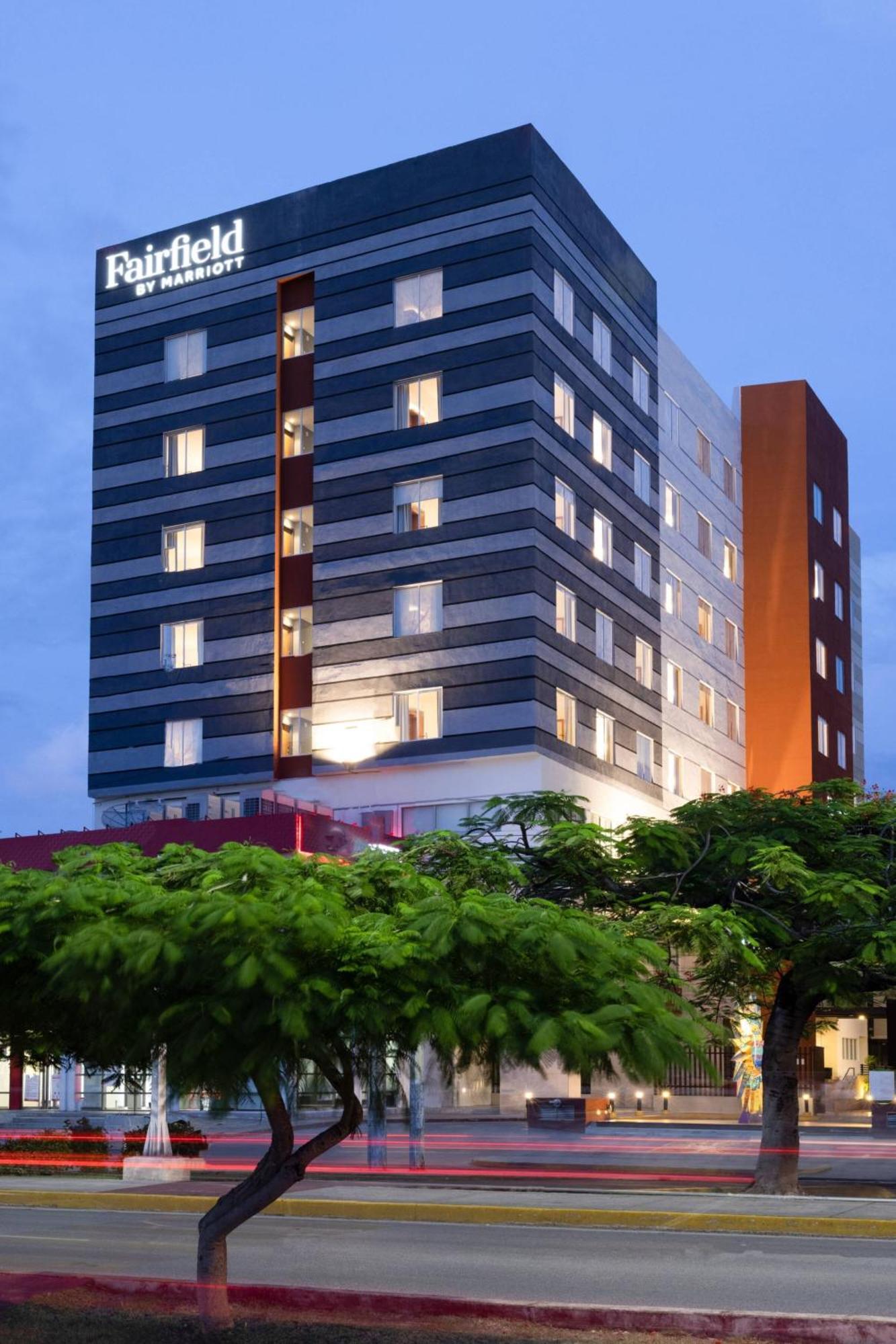 Fairfield By Marriott & Downtown Hotel 2*