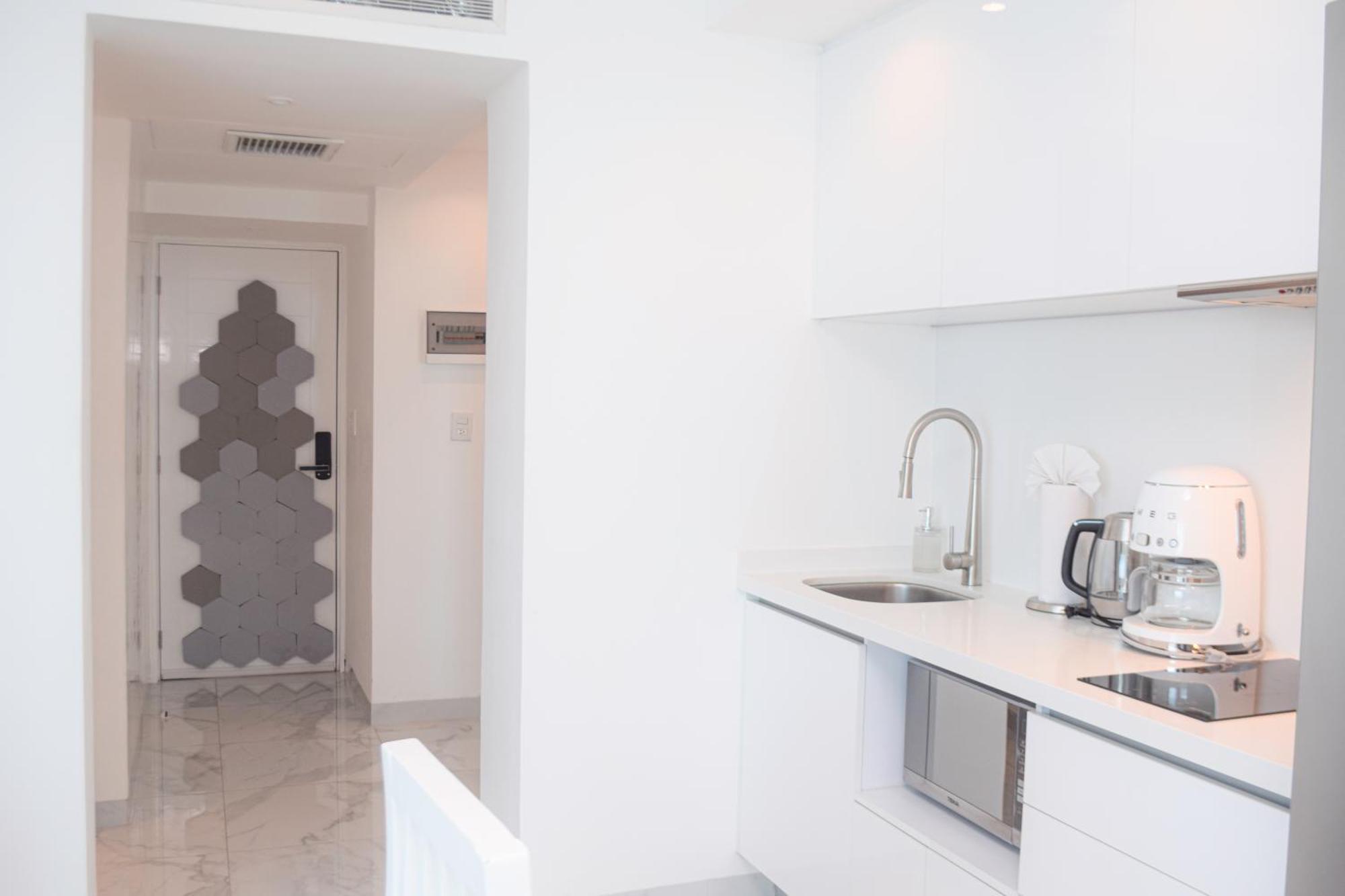 Exclusive On The Beach, Minimalist, Gym, Pool, Jacuzzi, Balcony *