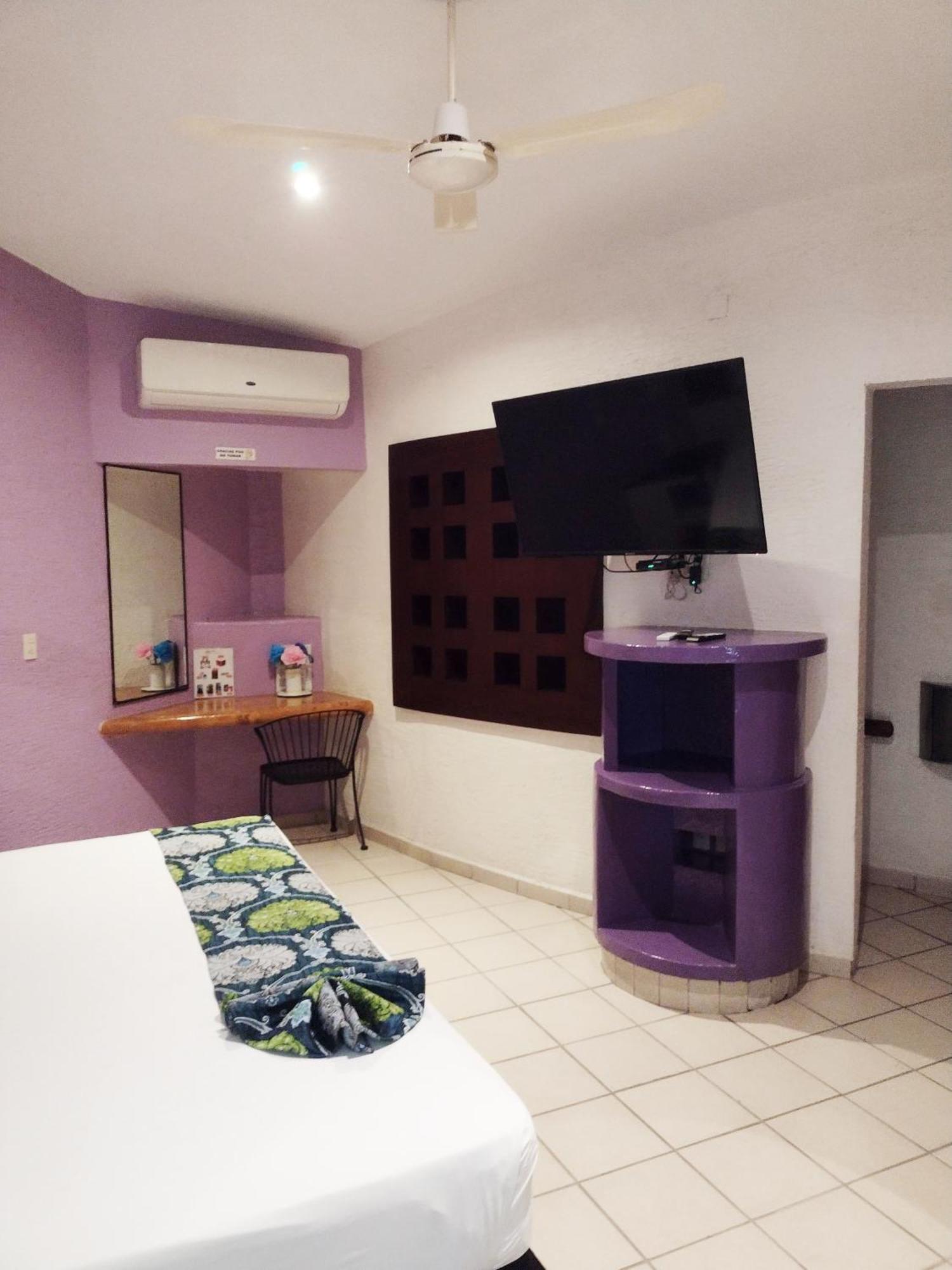 Las Cerezas Motel Cancún