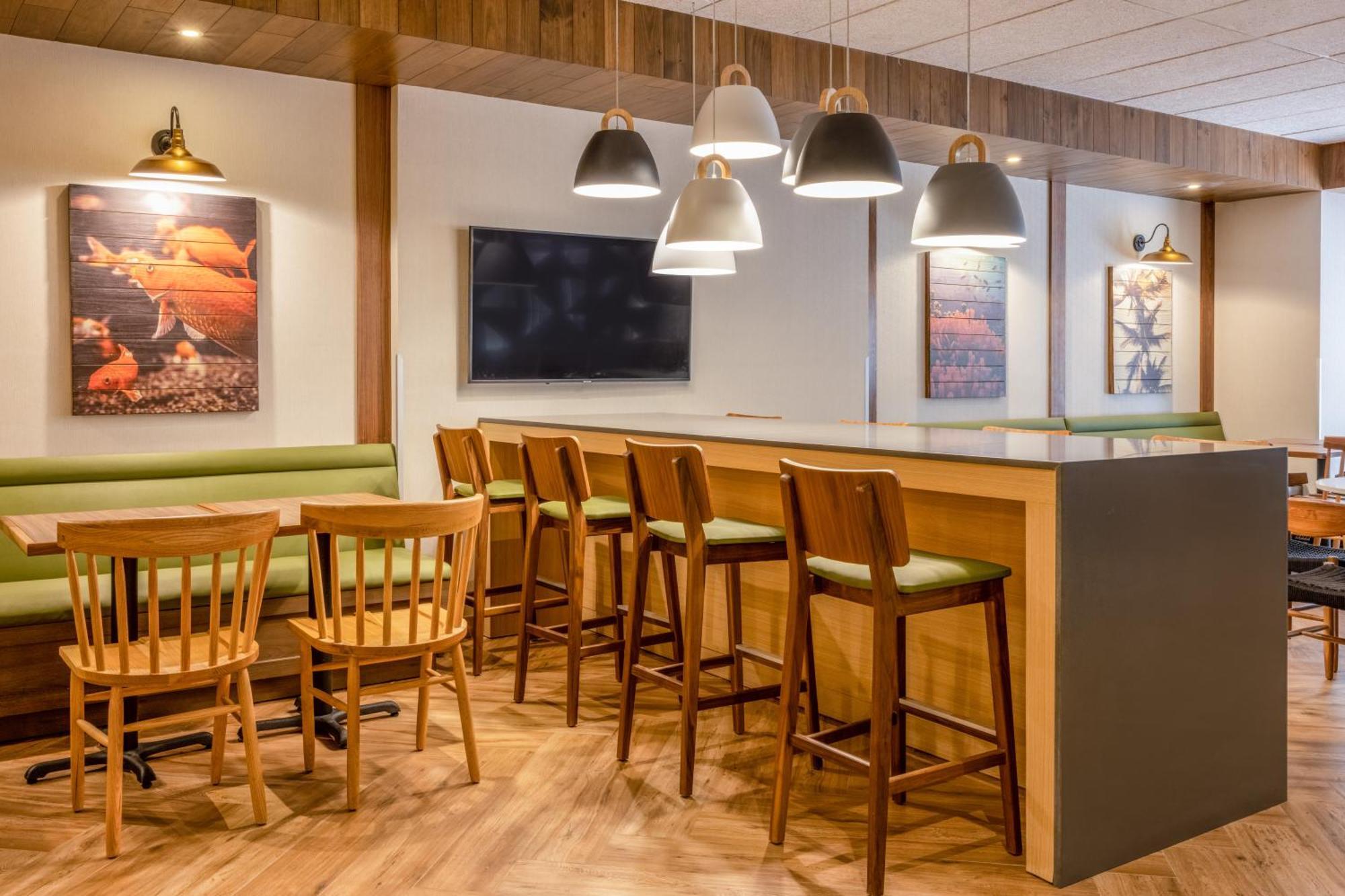 Fairfield By Marriott & Downtown Hotel 2*