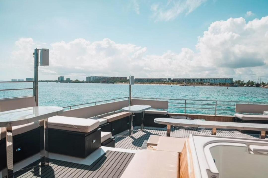 Catamarán De Lujo Hasten Hotel en barco *