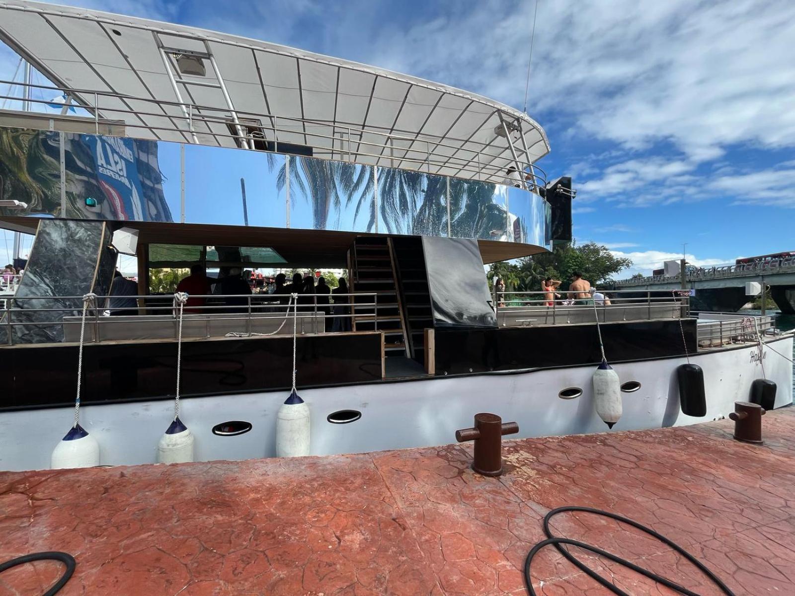Catamarán De Lujo Hasten Hotel en barco