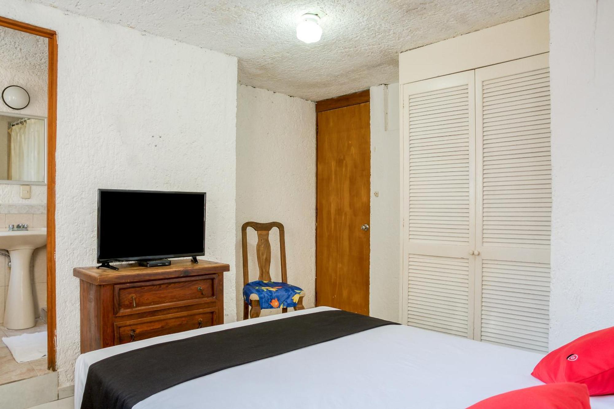 Hotel Capital O Farallon Inn,