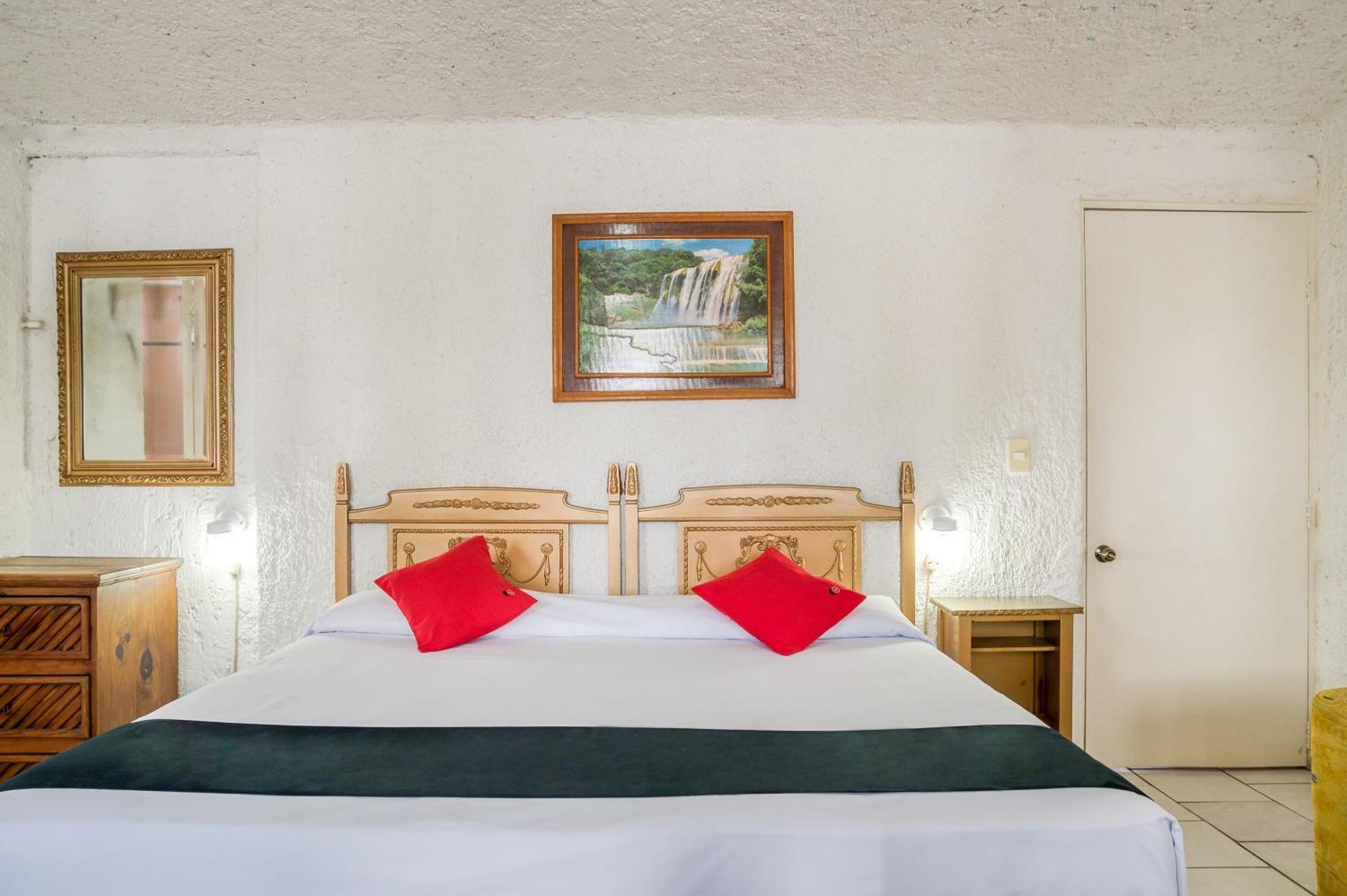 Hotel Capital O Farallon Inn,