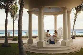 Hotel Barcelo Tucancun Beach