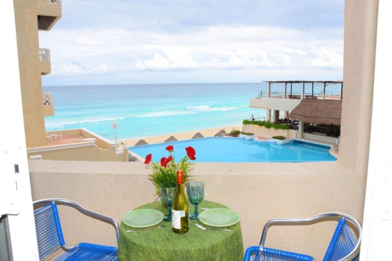 Ocean Front Suite, Balcony, Kitchen. * Cancún