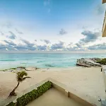 Beachfront Studio! Ubicacion Perfecta!