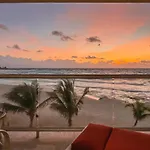 Beachfront Studio! Ubicacion Perfecta!