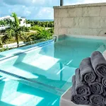 *Private Rooftop Pool* 5 Min Walk To Beach 5Bdr