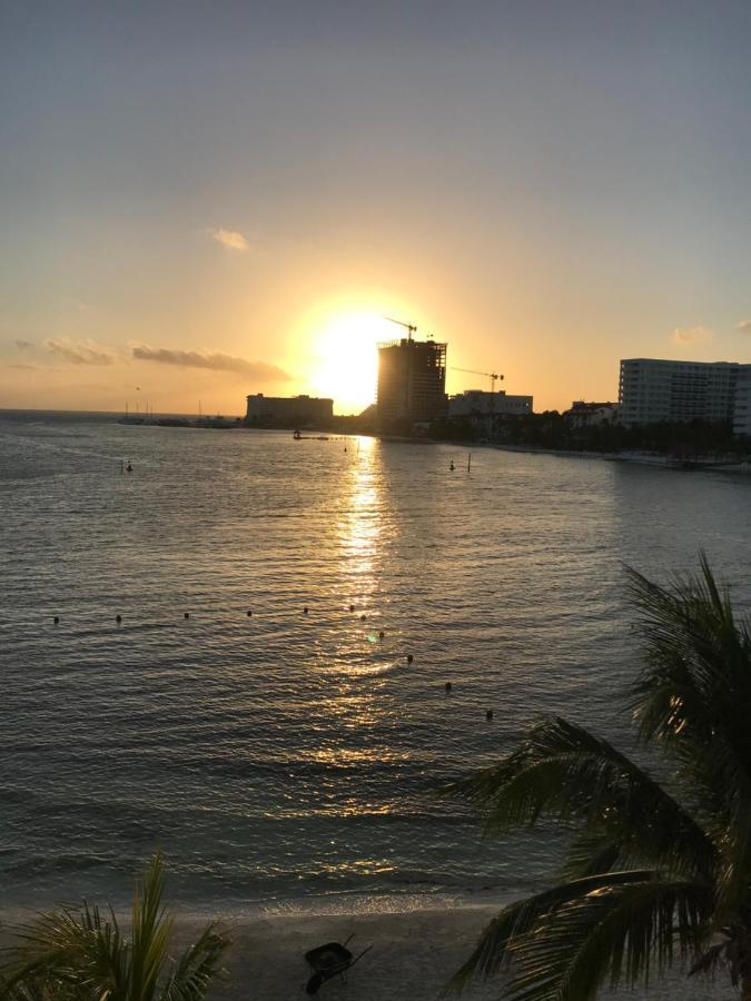 Front Private With Shared Bathroom * Cancún